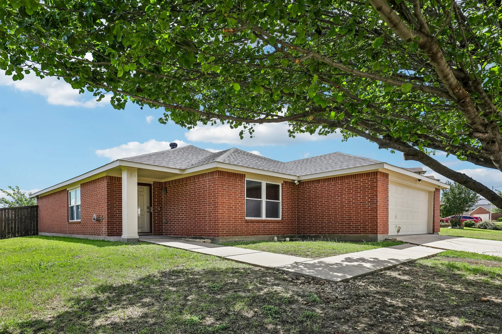 Single Family Residence For Sale in Tarrant County , 8111 Macgregor Drive, Arlington, Texas 76002, 3 Bedrooms, 2 Bathrooms, 2 Garage spaces, 1,528 Sqft, built in 2006, Price $315,000, mls#21289568, Real Estate Agent in Arlington, Homes For Sale in Tarrant county, Homes For Sale in Arlington, Realtor in Arlington Texas, Real Estate Brokerage Independent Realty Texas, Luminita Cordes Realtor