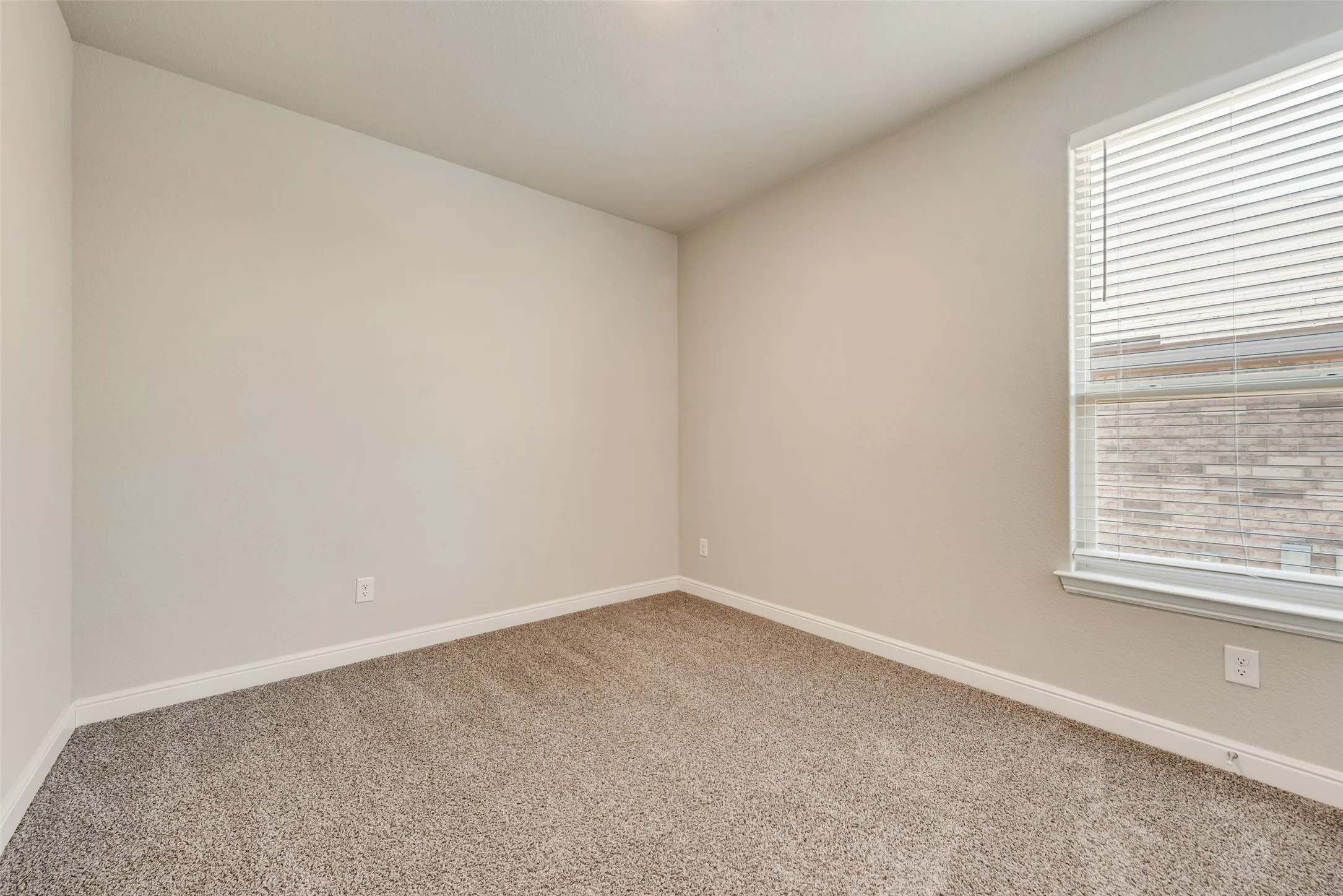 Single Family Residence For Rent in Tarrant County , 270 Irish Moss Drive, Fort Worth, Texas 76052, 4 Bedroom, 2 Bathroom, 2 Garage spaces, 2,220 Sqft, built in 2022, mls#21290447, Real Estate Agent in Fort Worth, Homes For Rent in Tarrant county, Homes For Rent in Fort Worth, Realtor in Fort Worth Texas, Real Estate Brokerage Independent Realty Texas, Luminita Cordes Realtor