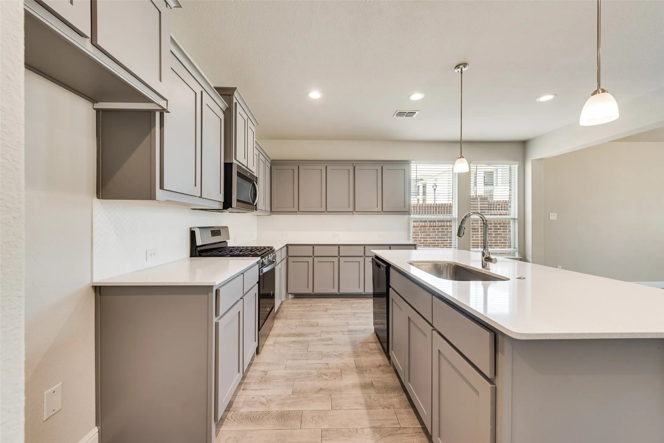 Single Family Residence For Rent in Tarrant County , 270 Irish Moss Drive, Fort Worth, Texas 76052, 4 Bedroom, 2 Bathroom, 2 Garage spaces, 2,220 Sqft, built in 2022, mls#21290447, Real Estate Agent in Fort Worth, Homes For Rent in Tarrant county, Homes For Rent in Fort Worth, Realtor in Fort Worth Texas, Real Estate Brokerage Independent Realty Texas, Luminita Cordes Realtor