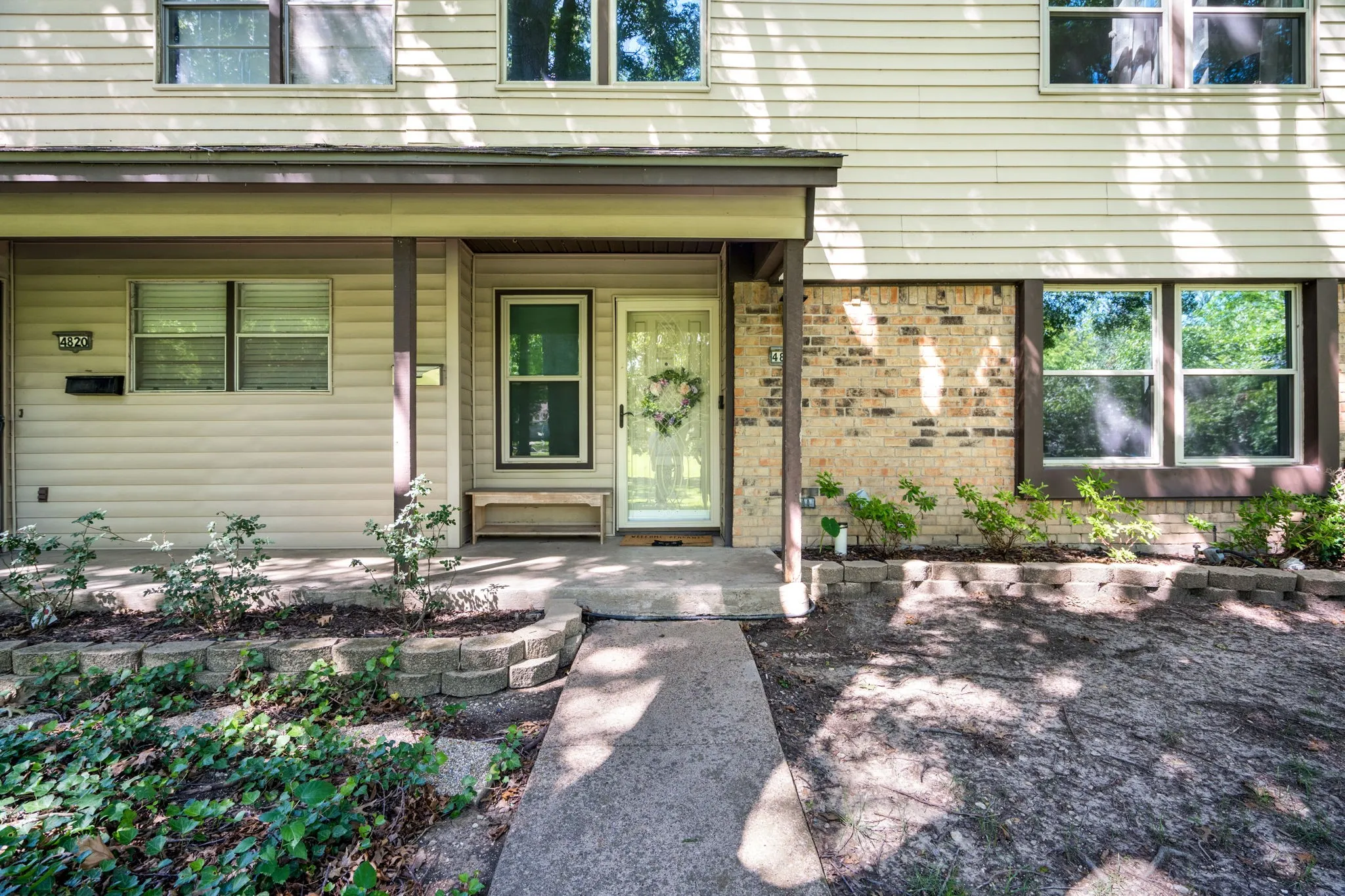 Single Family Residence For Sale in Dallas County , 4822 Rollingwood Court, Garland, Texas 75043, 2 Bedroom, 3 Bathroom, Garage spaces, 1,626 Sqft, built in 1973, mls#21289550, Real Estate Agent in Garland, Homes For Sale in Dallas county, Homes For Sale in Garland, Realtor in Garland Texas, Real Estate Brokerage Independent Realty Texas, Luminita Cordes Realtor