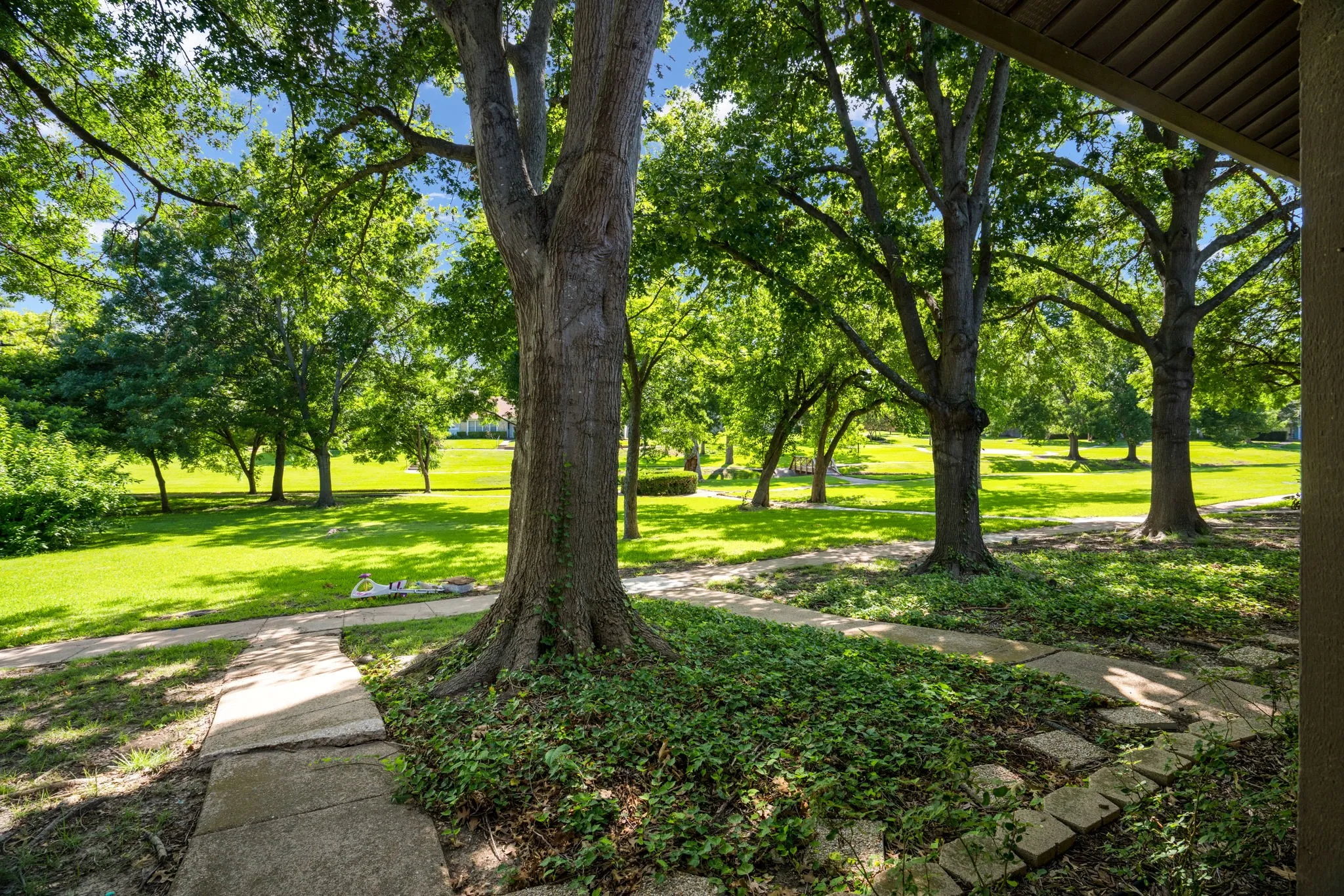 Single Family Residence For Sale in Dallas County , 4822 Rollingwood Court, Garland, Texas 75043, 2 Bedroom, 3 Bathroom, Garage spaces, 1,626 Sqft, built in 1973, mls#21289550, Real Estate Agent in Garland, Homes For Sale in Dallas county, Homes For Sale in Garland, Realtor in Garland Texas, Real Estate Brokerage Independent Realty Texas, Luminita Cordes Realtor