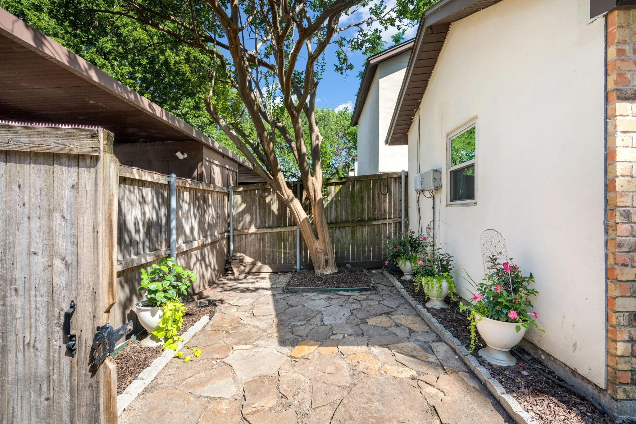 Single Family Residence For Sale in Dallas County , 4822 Rollingwood Court, Garland, Texas 75043, 2 Bedroom, 3 Bathroom, Garage spaces, 1,626 Sqft, built in 1973, mls#21289550, Real Estate Agent in Garland, Homes For Sale in Dallas county, Homes For Sale in Garland, Realtor in Garland Texas, Real Estate Brokerage Independent Realty Texas, Luminita Cordes Realtor