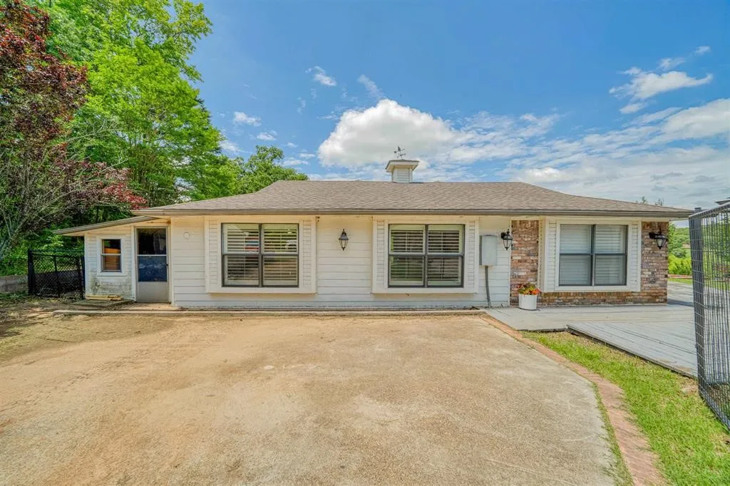 Single Family Residence For Sale in Upshur County , 1936 A Silver Maple Road, Big Sandy, Texas 75755, 3 Bedroom, 2 Bathroom, Garage spaces, 2,155 Sqft, built in 1986, mls#21290449, Real Estate Agent in Big Sandy, Homes For Sale in Upshur county, Homes For Sale in Big Sandy, Realtor in Big Sandy Texas, Real Estate Brokerage Independent Realty Texas, Luminita Cordes Realtor