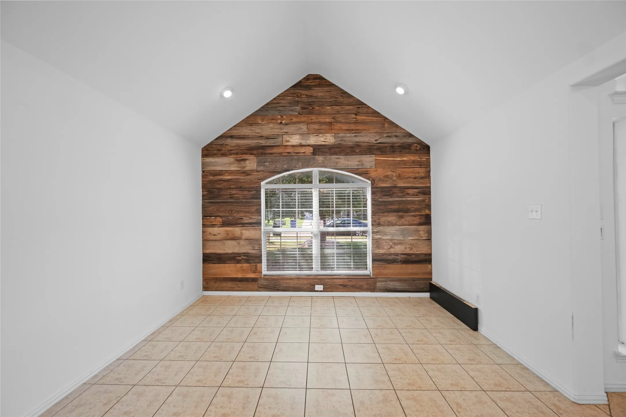 Single Family Residence For Sale in Denton County , 2832 Appaloosa Court, Little Elm, Texas 75068, 4 Bedroom, 2 Bathroom, 2 Garage spaces, 2,166 Sqft, built in 2007, mls#21284024, Real Estate Agent in Little Elm, Homes For Sale in Denton county, Homes For Sale in Little Elm, Realtor in Little Elm Texas, Real Estate Brokerage Independent Realty Texas, Luminita Cordes Realtor
