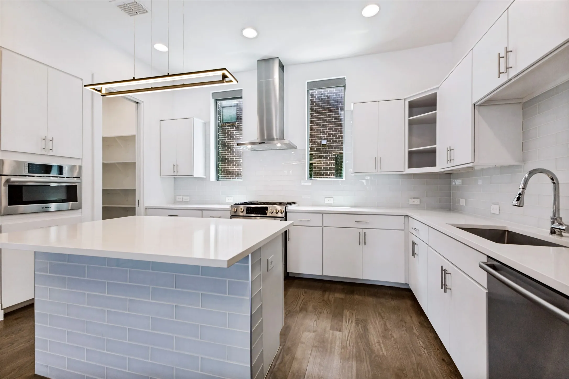 Townhouse For Sale in Dallas County , 1944 Dowgate Court, Dallas, Texas 75204, 3 Bedroom, 4 Bathroom, 2 Garage spaces, 1,982 Sqft, built in 2020, mls#21289469, Real Estate Agent in Dallas, Homes For Sale in Dallas county, Homes For Sale in Dallas, Realtor in Dallas Texas, Real Estate Brokerage Independent Realty Texas, Luminita Cordes Realtor