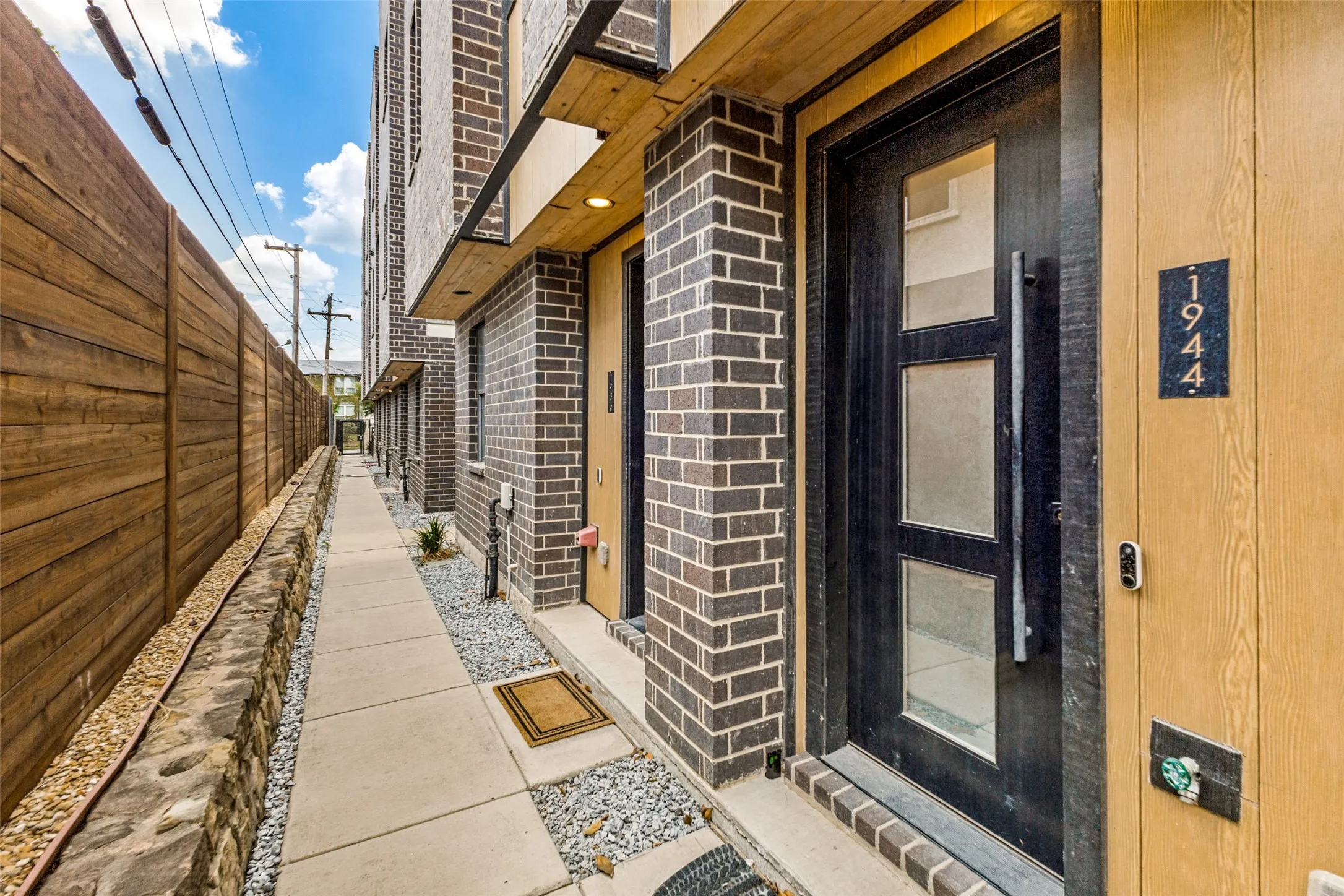 Townhouse For Sale in Dallas County , 1944 Dowgate Court, Dallas, Texas 75204, 3 Bedroom, 4 Bathroom, 2 Garage spaces, 1,982 Sqft, built in 2020, mls#21289469, Real Estate Agent in Dallas, Homes For Sale in Dallas county, Homes For Sale in Dallas, Realtor in Dallas Texas, Real Estate Brokerage Independent Realty Texas, Luminita Cordes Realtor