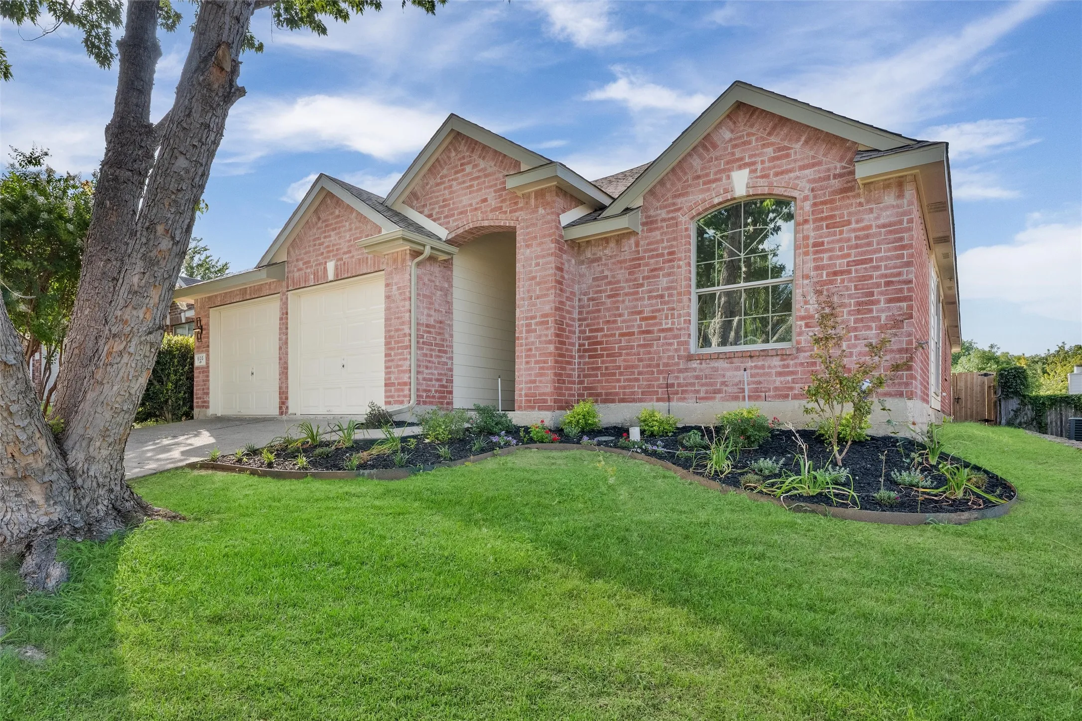 Single Family Residence For Sale in Collin County , 605 Terrace View Drive, Mc Kinney, Texas 75071, 4 Bedroom, 2 Bathroom, 2 Garage spaces, 2,424 Sqft, built in 2004, mls#21281471, Real Estate Agent in Mc Kinney, Homes For Sale in Collin county, Homes For Sale in Mc Kinney, Realtor in Mc Kinney Texas, Real Estate Brokerage Independent Realty Texas, Luminita Cordes Realtor