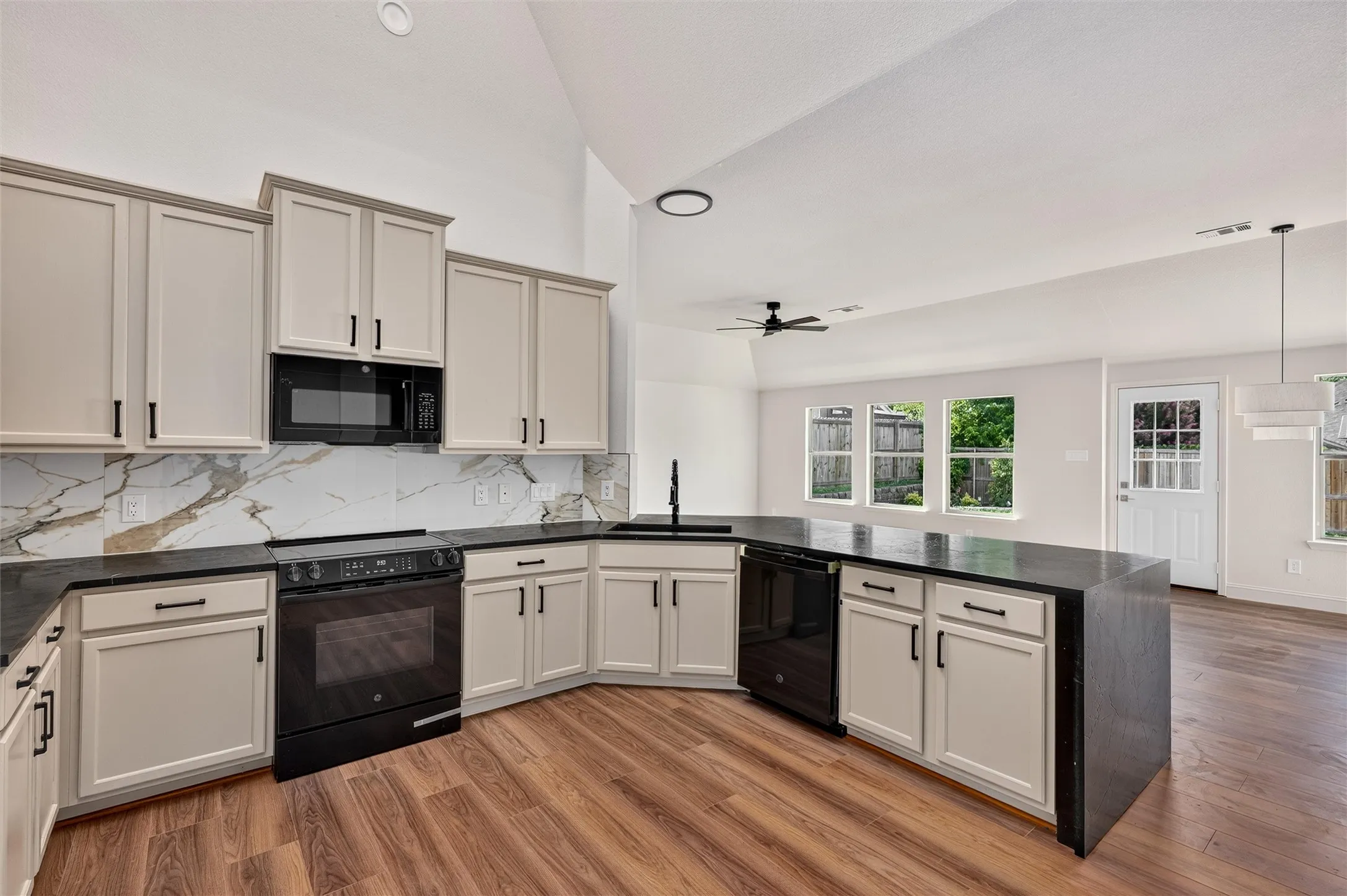 Single Family Residence For Sale in Collin County , 605 Terrace View Drive, Mc Kinney, Texas 75071, 4 Bedroom, 2 Bathroom, 2 Garage spaces, 2,424 Sqft, built in 2004, mls#21281471, Real Estate Agent in Mc Kinney, Homes For Sale in Collin county, Homes For Sale in Mc Kinney, Realtor in Mc Kinney Texas, Real Estate Brokerage Independent Realty Texas, Luminita Cordes Realtor
