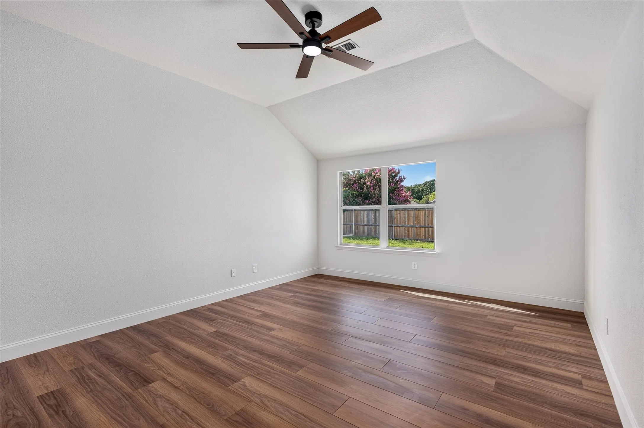 Single Family Residence For Sale in Collin County , 605 Terrace View Drive, Mc Kinney, Texas 75071, 4 Bedroom, 2 Bathroom, 2 Garage spaces, 2,424 Sqft, built in 2004, mls#21281471, Real Estate Agent in Mc Kinney, Homes For Sale in Collin county, Homes For Sale in Mc Kinney, Realtor in Mc Kinney Texas, Real Estate Brokerage Independent Realty Texas, Luminita Cordes Realtor
