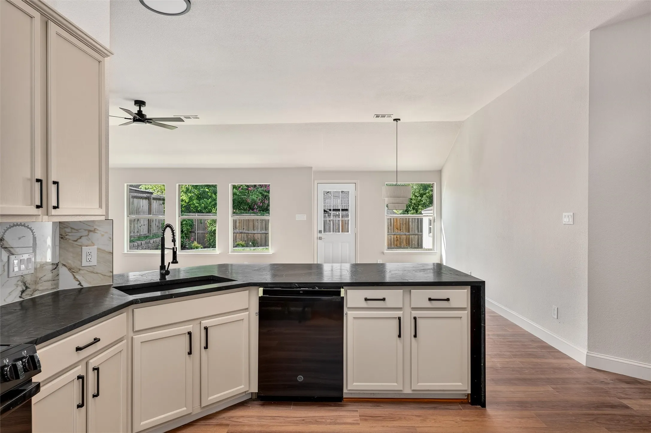 Single Family Residence For Sale in Collin County , 605 Terrace View Drive, Mc Kinney, Texas 75071, 4 Bedroom, 2 Bathroom, 2 Garage spaces, 2,424 Sqft, built in 2004, mls#21281471, Real Estate Agent in Mc Kinney, Homes For Sale in Collin county, Homes For Sale in Mc Kinney, Realtor in Mc Kinney Texas, Real Estate Brokerage Independent Realty Texas, Luminita Cordes Realtor