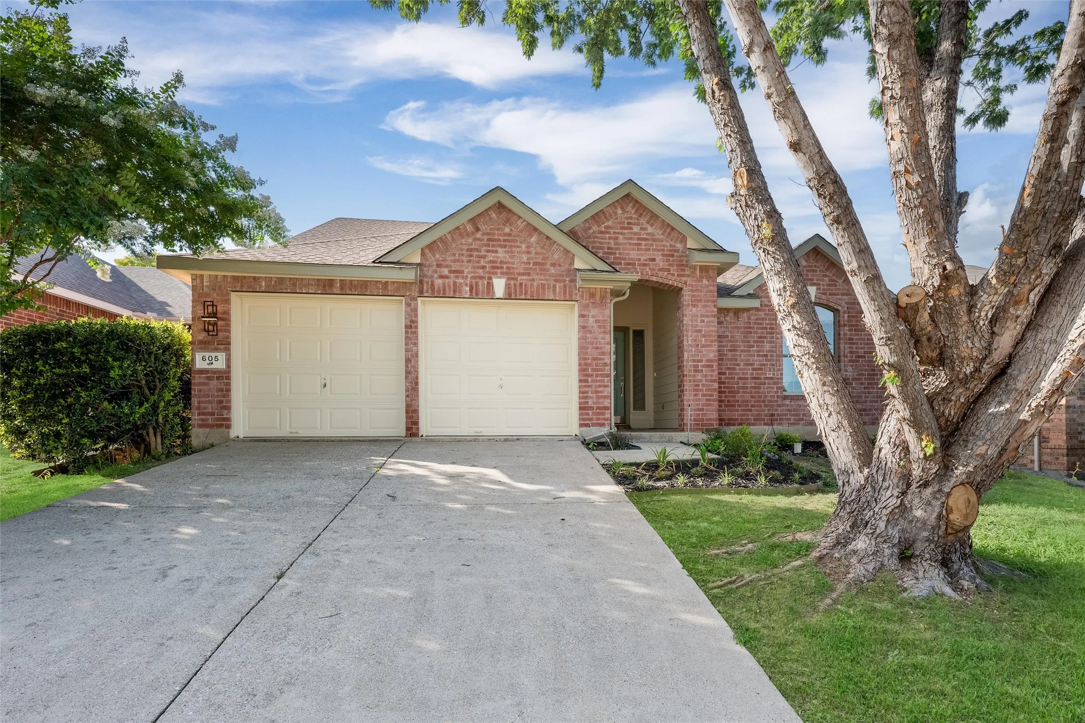 Single Family Residence For Sale in Collin County , 605 Terrace View Drive, Mc Kinney, Texas 75071, 4 Bedroom, 2 Bathroom, 2 Garage spaces, 2,424 Sqft, built in 2004, mls#21281471, Real Estate Agent in Mc Kinney, Homes For Sale in Collin county, Homes For Sale in Mc Kinney, Realtor in Mc Kinney Texas, Real Estate Brokerage Independent Realty Texas, Luminita Cordes Realtor