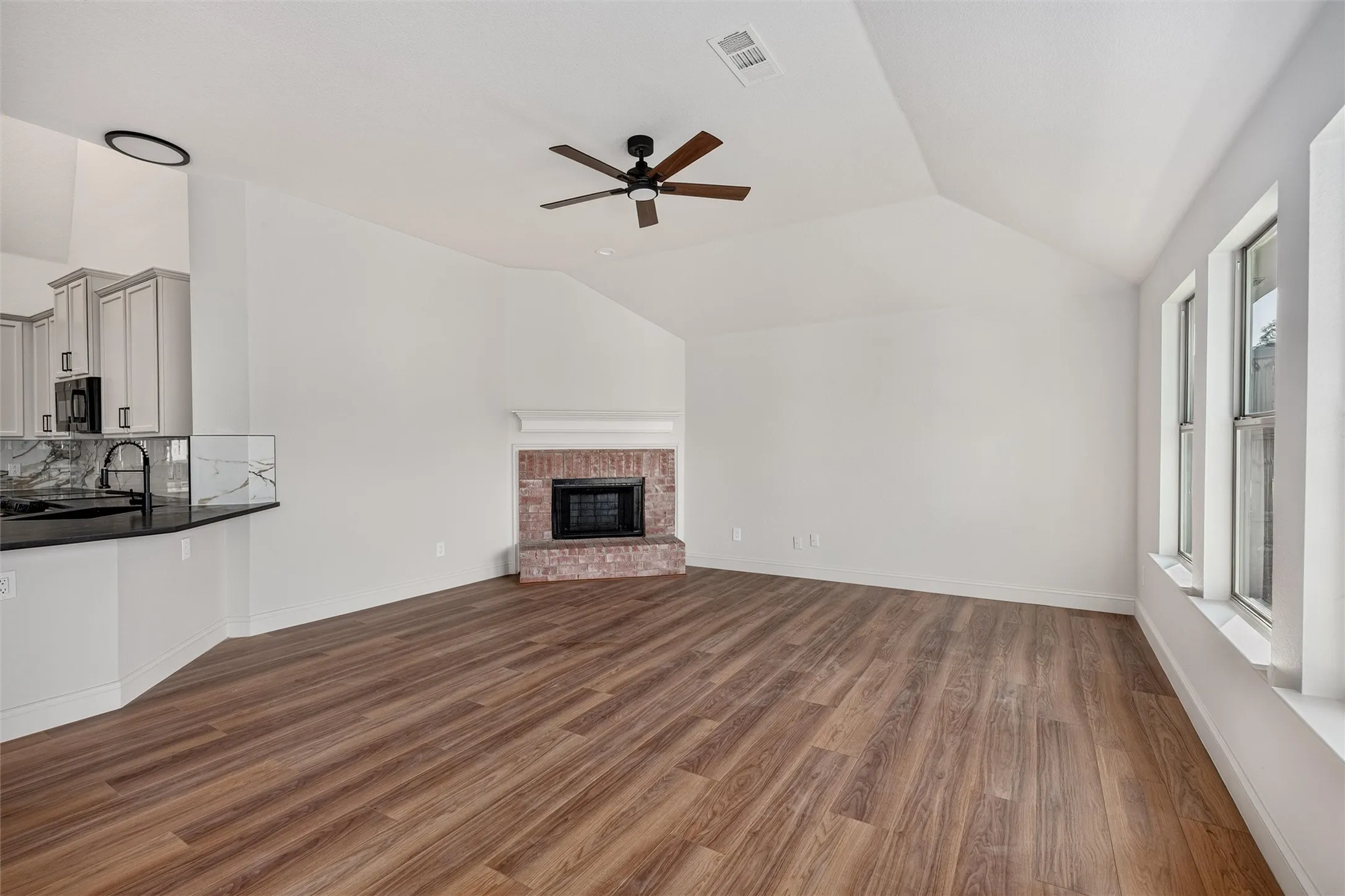 Single Family Residence For Sale in Collin County , 605 Terrace View Drive, Mc Kinney, Texas 75071, 4 Bedroom, 2 Bathroom, 2 Garage spaces, 2,424 Sqft, built in 2004, mls#21281471, Real Estate Agent in Mc Kinney, Homes For Sale in Collin county, Homes For Sale in Mc Kinney, Realtor in Mc Kinney Texas, Real Estate Brokerage Independent Realty Texas, Luminita Cordes Realtor