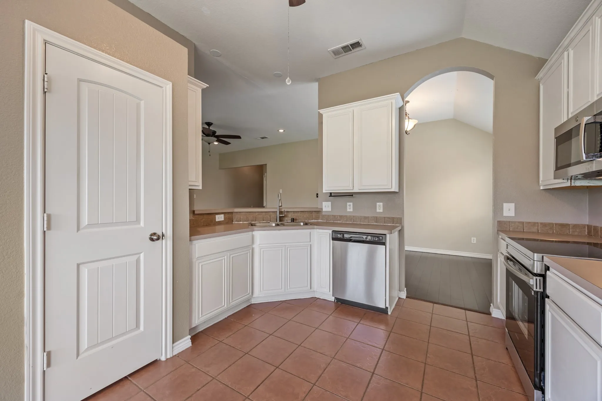 Single Family Residence For Sale in Ellis County , 107 Meadowlark Drive, Palmer, Texas 75152, 3 Bedroom, 2 Bathroom, 2 Garage spaces, 1,673 Sqft, built in 2004, mls#21288631, Real Estate Agent in Palmer, Homes For Sale in Ellis county, Homes For Sale in Palmer, Realtor in Palmer Texas, Real Estate Brokerage Independent Realty Texas, Luminita Cordes Realtor
