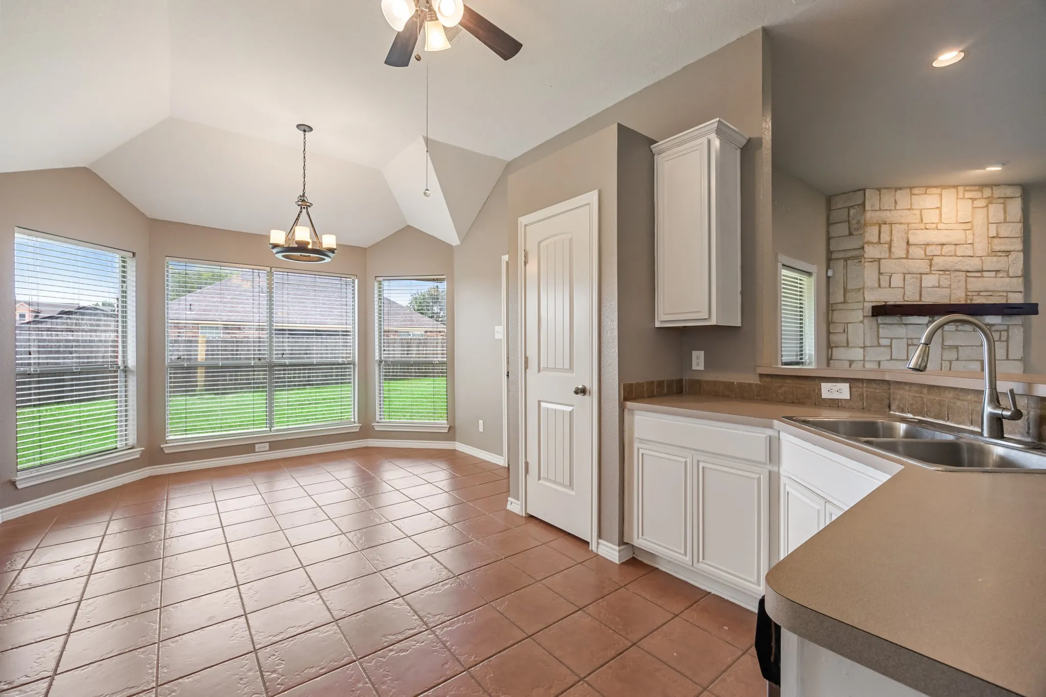 Single Family Residence For Sale in Ellis County , 107 Meadowlark Drive, Palmer, Texas 75152, 3 Bedroom, 2 Bathroom, 2 Garage spaces, 1,673 Sqft, built in 2004, mls#21288631, Real Estate Agent in Palmer, Homes For Sale in Ellis county, Homes For Sale in Palmer, Realtor in Palmer Texas, Real Estate Brokerage Independent Realty Texas, Luminita Cordes Realtor