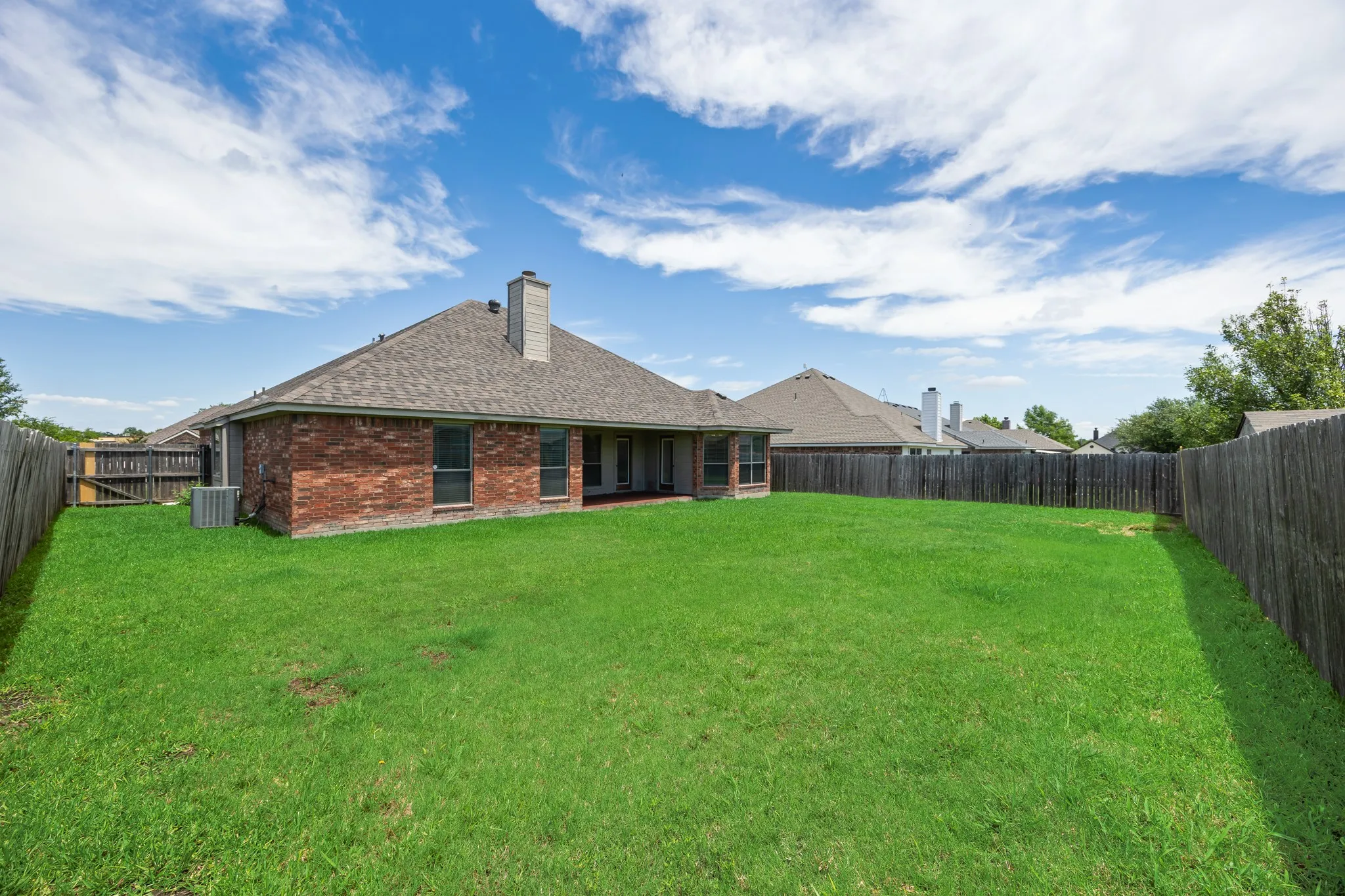 Single Family Residence For Sale in Ellis County , 107 Meadowlark Drive, Palmer, Texas 75152, 3 Bedroom, 2 Bathroom, 2 Garage spaces, 1,673 Sqft, built in 2004, mls#21288631, Real Estate Agent in Palmer, Homes For Sale in Ellis county, Homes For Sale in Palmer, Realtor in Palmer Texas, Real Estate Brokerage Independent Realty Texas, Luminita Cordes Realtor