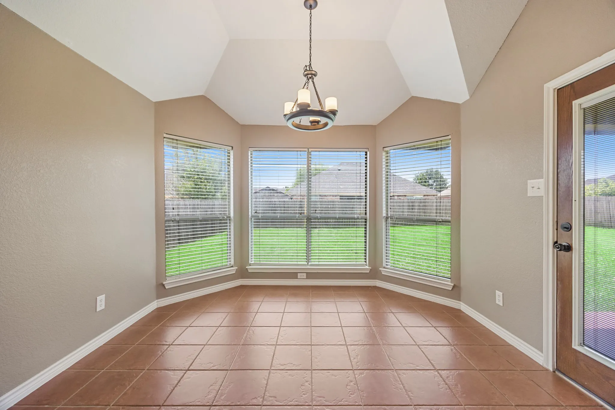 Single Family Residence For Sale in Ellis County , 107 Meadowlark Drive, Palmer, Texas 75152, 3 Bedroom, 2 Bathroom, 2 Garage spaces, 1,673 Sqft, built in 2004, mls#21288631, Real Estate Agent in Palmer, Homes For Sale in Ellis county, Homes For Sale in Palmer, Realtor in Palmer Texas, Real Estate Brokerage Independent Realty Texas, Luminita Cordes Realtor