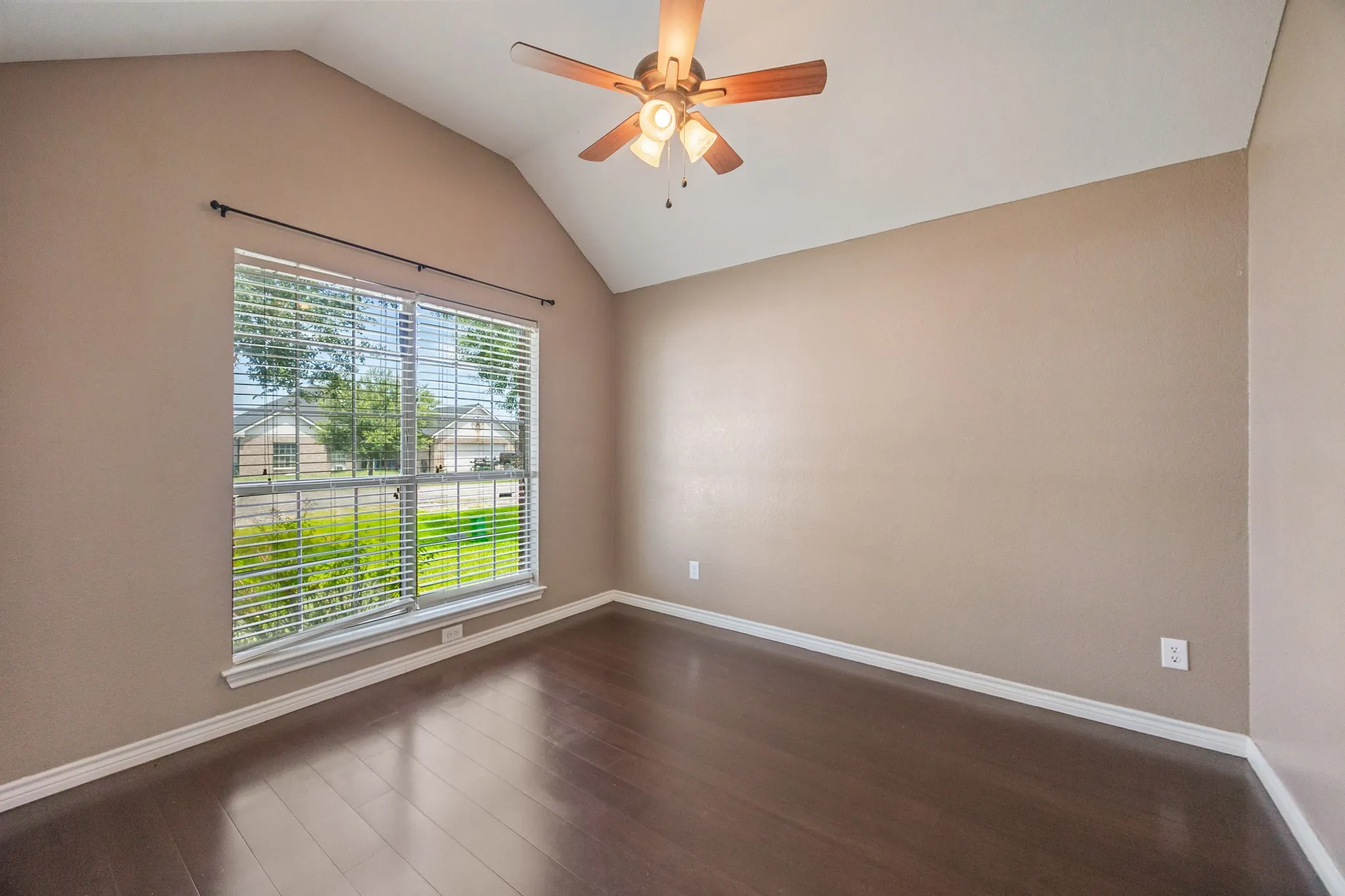 Single Family Residence For Sale in Ellis County , 107 Meadowlark Drive, Palmer, Texas 75152, 3 Bedroom, 2 Bathroom, 2 Garage spaces, 1,673 Sqft, built in 2004, mls#21288631, Real Estate Agent in Palmer, Homes For Sale in Ellis county, Homes For Sale in Palmer, Realtor in Palmer Texas, Real Estate Brokerage Independent Realty Texas, Luminita Cordes Realtor