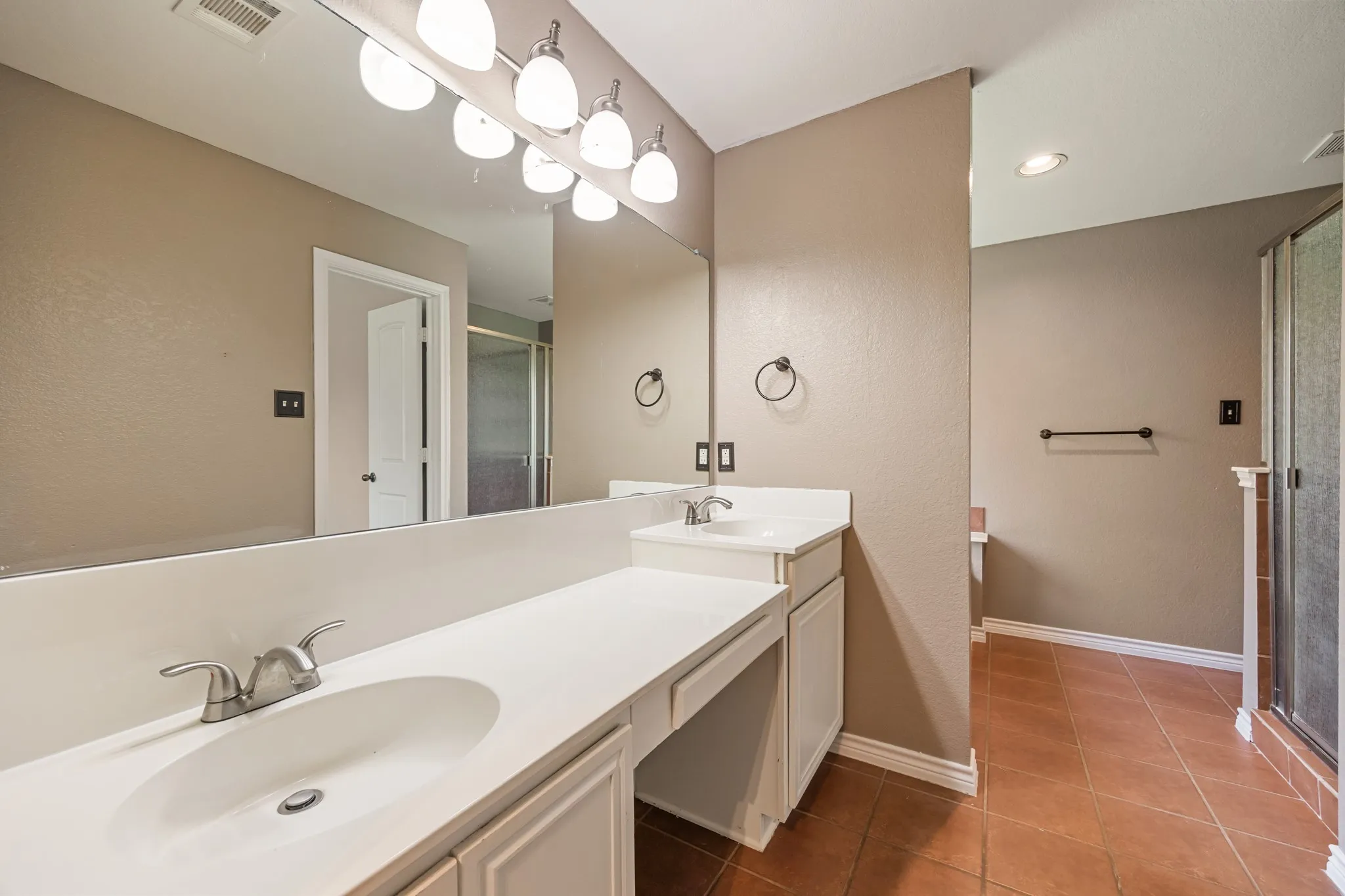 Single Family Residence For Sale in Ellis County , 107 Meadowlark Drive, Palmer, Texas 75152, 3 Bedroom, 2 Bathroom, 2 Garage spaces, 1,673 Sqft, built in 2004, mls#21288631, Real Estate Agent in Palmer, Homes For Sale in Ellis county, Homes For Sale in Palmer, Realtor in Palmer Texas, Real Estate Brokerage Independent Realty Texas, Luminita Cordes Realtor