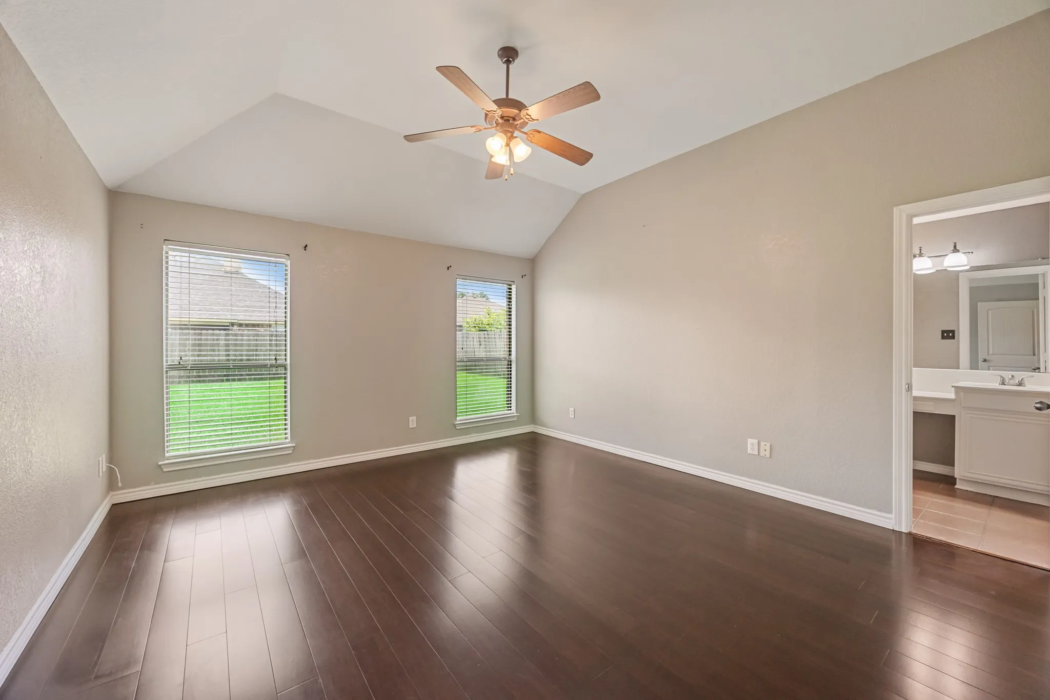 Single Family Residence For Sale in Ellis County , 107 Meadowlark Drive, Palmer, Texas 75152, 3 Bedroom, 2 Bathroom, 2 Garage spaces, 1,673 Sqft, built in 2004, mls#21288631, Real Estate Agent in Palmer, Homes For Sale in Ellis county, Homes For Sale in Palmer, Realtor in Palmer Texas, Real Estate Brokerage Independent Realty Texas, Luminita Cordes Realtor