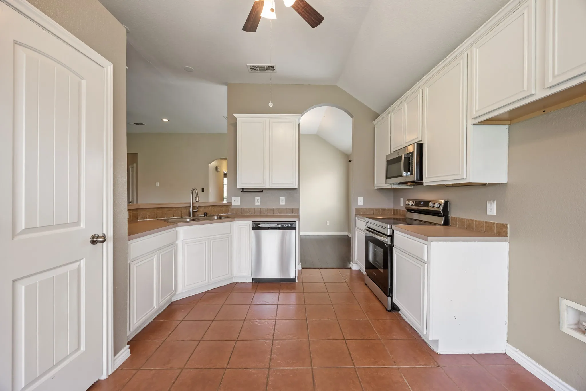 Single Family Residence For Sale in Ellis County , 107 Meadowlark Drive, Palmer, Texas 75152, 3 Bedroom, 2 Bathroom, 2 Garage spaces, 1,673 Sqft, built in 2004, mls#21288631, Real Estate Agent in Palmer, Homes For Sale in Ellis county, Homes For Sale in Palmer, Realtor in Palmer Texas, Real Estate Brokerage Independent Realty Texas, Luminita Cordes Realtor