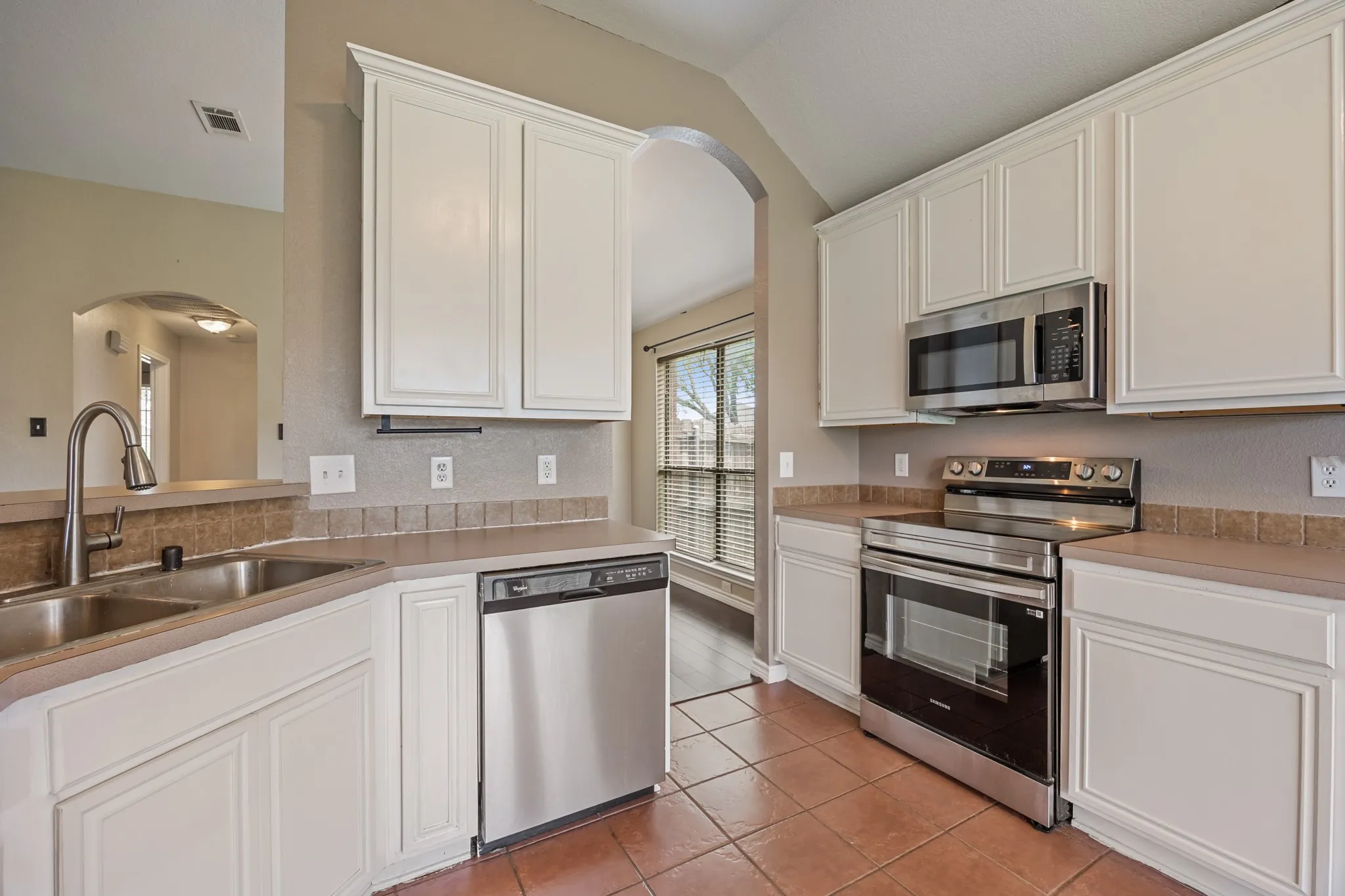 Single Family Residence For Sale in Ellis County , 107 Meadowlark Drive, Palmer, Texas 75152, 3 Bedroom, 2 Bathroom, 2 Garage spaces, 1,673 Sqft, built in 2004, mls#21288631, Real Estate Agent in Palmer, Homes For Sale in Ellis county, Homes For Sale in Palmer, Realtor in Palmer Texas, Real Estate Brokerage Independent Realty Texas, Luminita Cordes Realtor