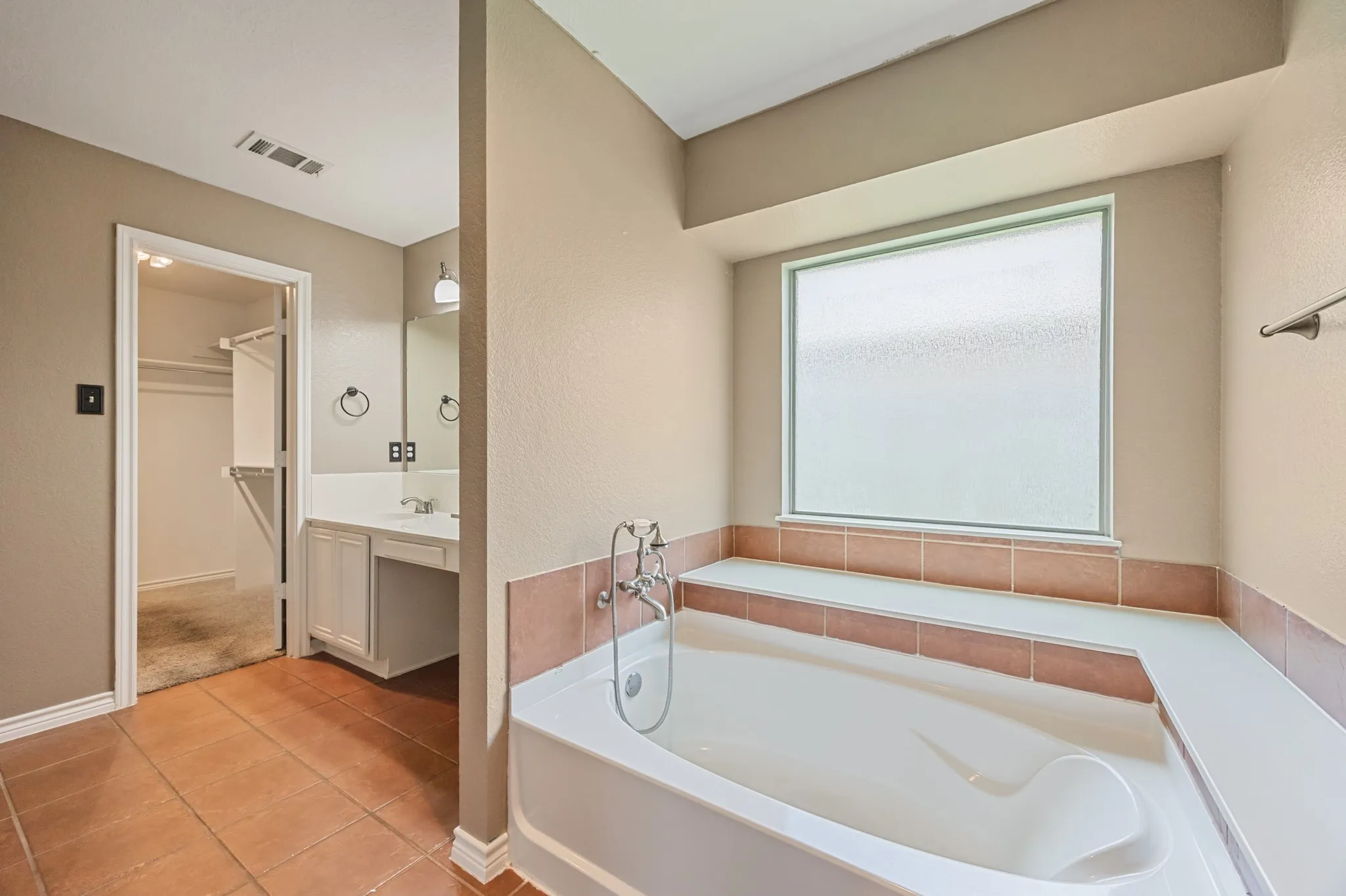 Single Family Residence For Sale in Ellis County , 107 Meadowlark Drive, Palmer, Texas 75152, 3 Bedroom, 2 Bathroom, 2 Garage spaces, 1,673 Sqft, built in 2004, mls#21288631, Real Estate Agent in Palmer, Homes For Sale in Ellis county, Homes For Sale in Palmer, Realtor in Palmer Texas, Real Estate Brokerage Independent Realty Texas, Luminita Cordes Realtor
