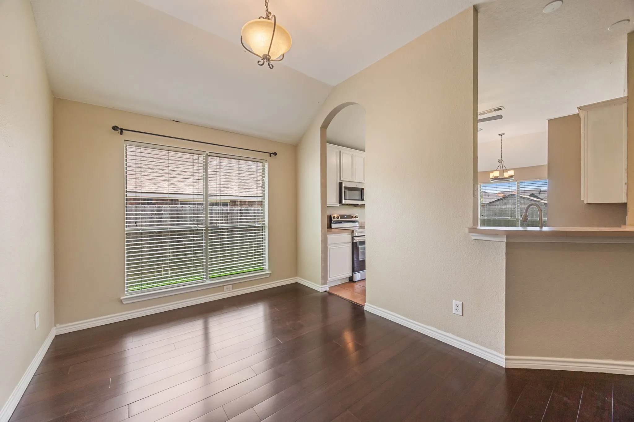 Single Family Residence For Sale in Ellis County , 107 Meadowlark Drive, Palmer, Texas 75152, 3 Bedroom, 2 Bathroom, 2 Garage spaces, 1,673 Sqft, built in 2004, mls#21288631, Real Estate Agent in Palmer, Homes For Sale in Ellis county, Homes For Sale in Palmer, Realtor in Palmer Texas, Real Estate Brokerage Independent Realty Texas, Luminita Cordes Realtor