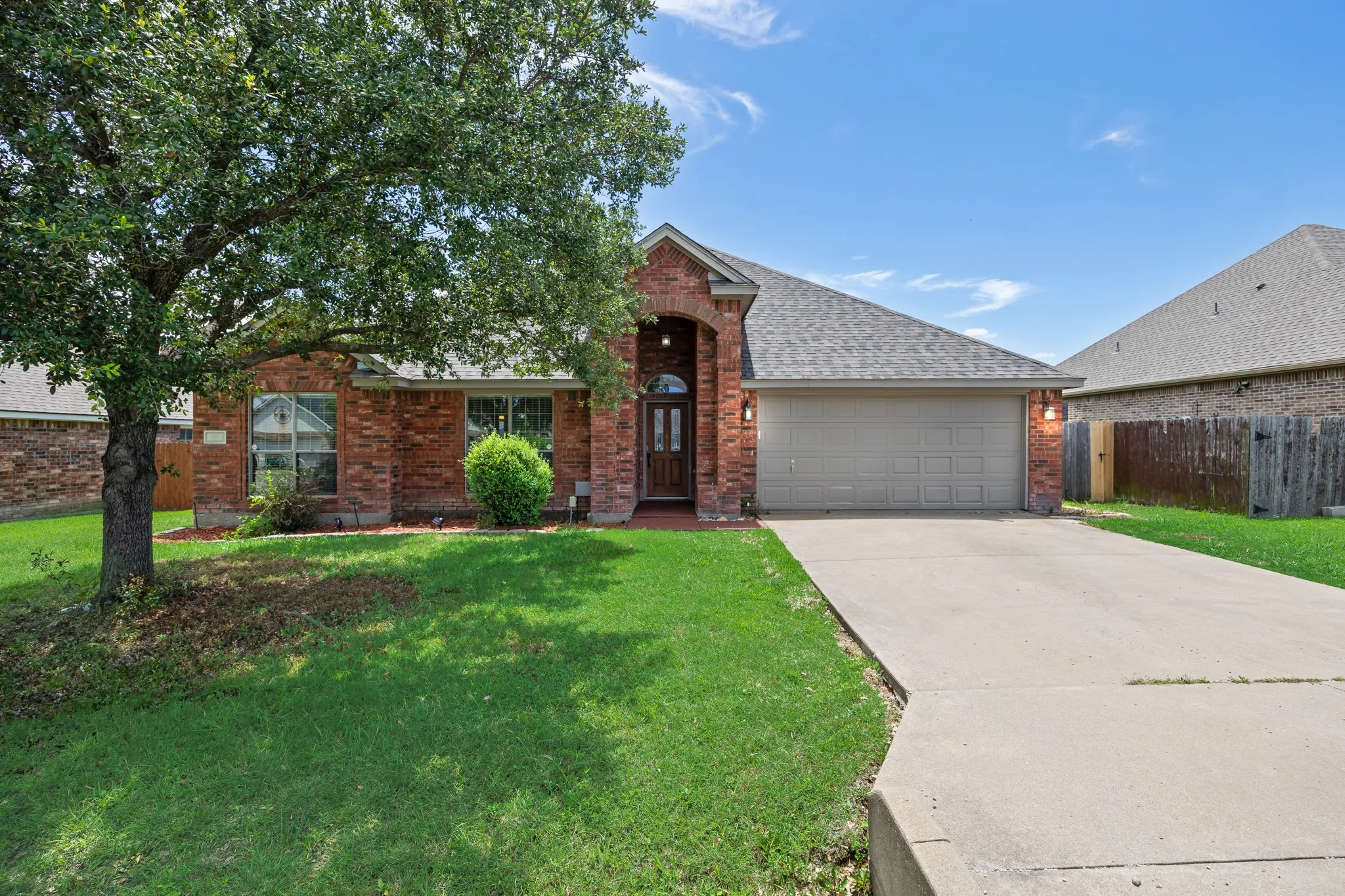 Single Family Residence For Sale in Ellis County , 107 Meadowlark Drive, Palmer, Texas 75152, 3 Bedroom, 2 Bathroom, 2 Garage spaces, 1,673 Sqft, built in 2004, mls#21288631, Real Estate Agent in Palmer, Homes For Sale in Ellis county, Homes For Sale in Palmer, Realtor in Palmer Texas, Real Estate Brokerage Independent Realty Texas, Luminita Cordes Realtor