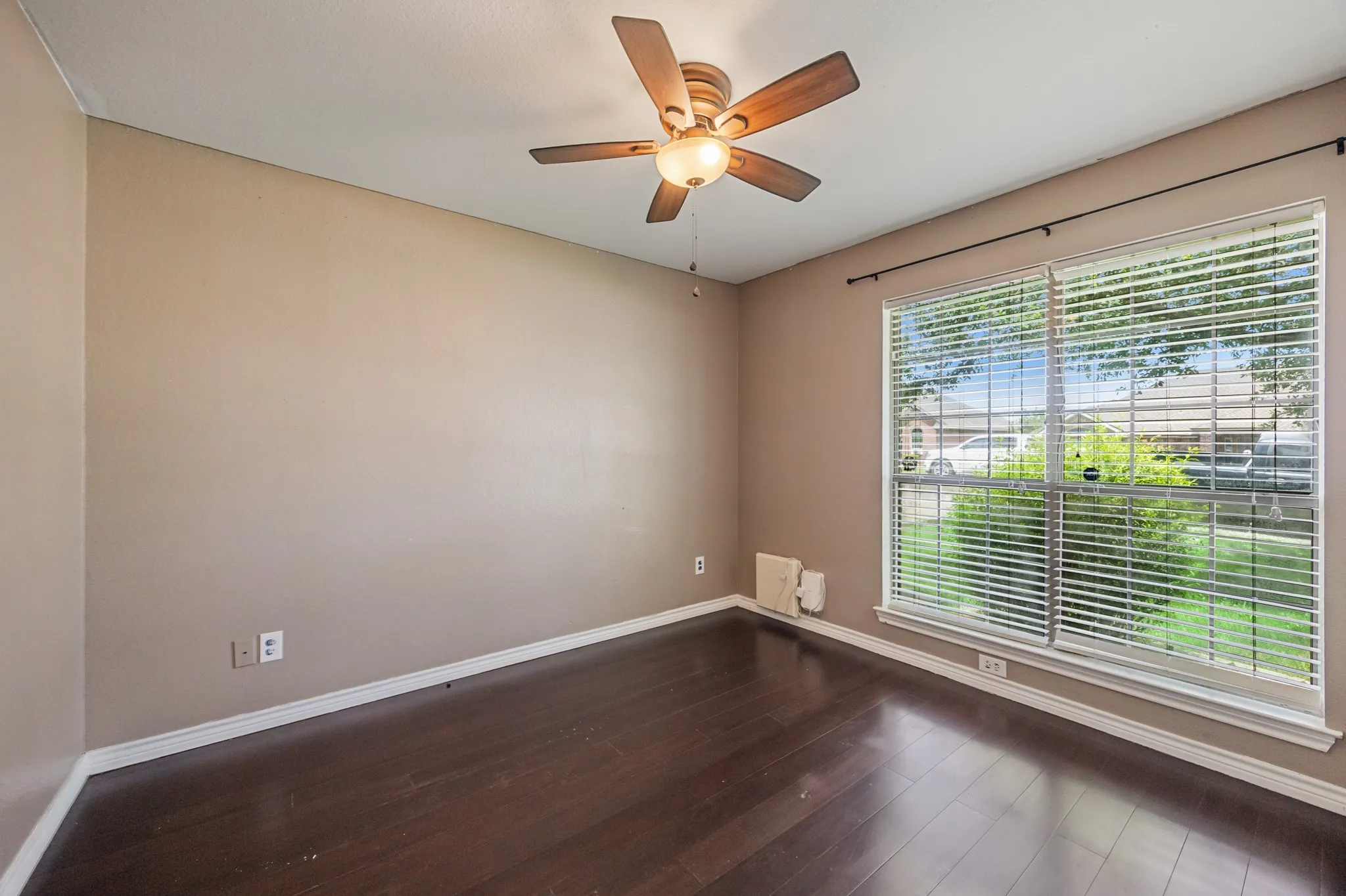 Single Family Residence For Sale in Ellis County , 107 Meadowlark Drive, Palmer, Texas 75152, 3 Bedroom, 2 Bathroom, 2 Garage spaces, 1,673 Sqft, built in 2004, mls#21288631, Real Estate Agent in Palmer, Homes For Sale in Ellis county, Homes For Sale in Palmer, Realtor in Palmer Texas, Real Estate Brokerage Independent Realty Texas, Luminita Cordes Realtor