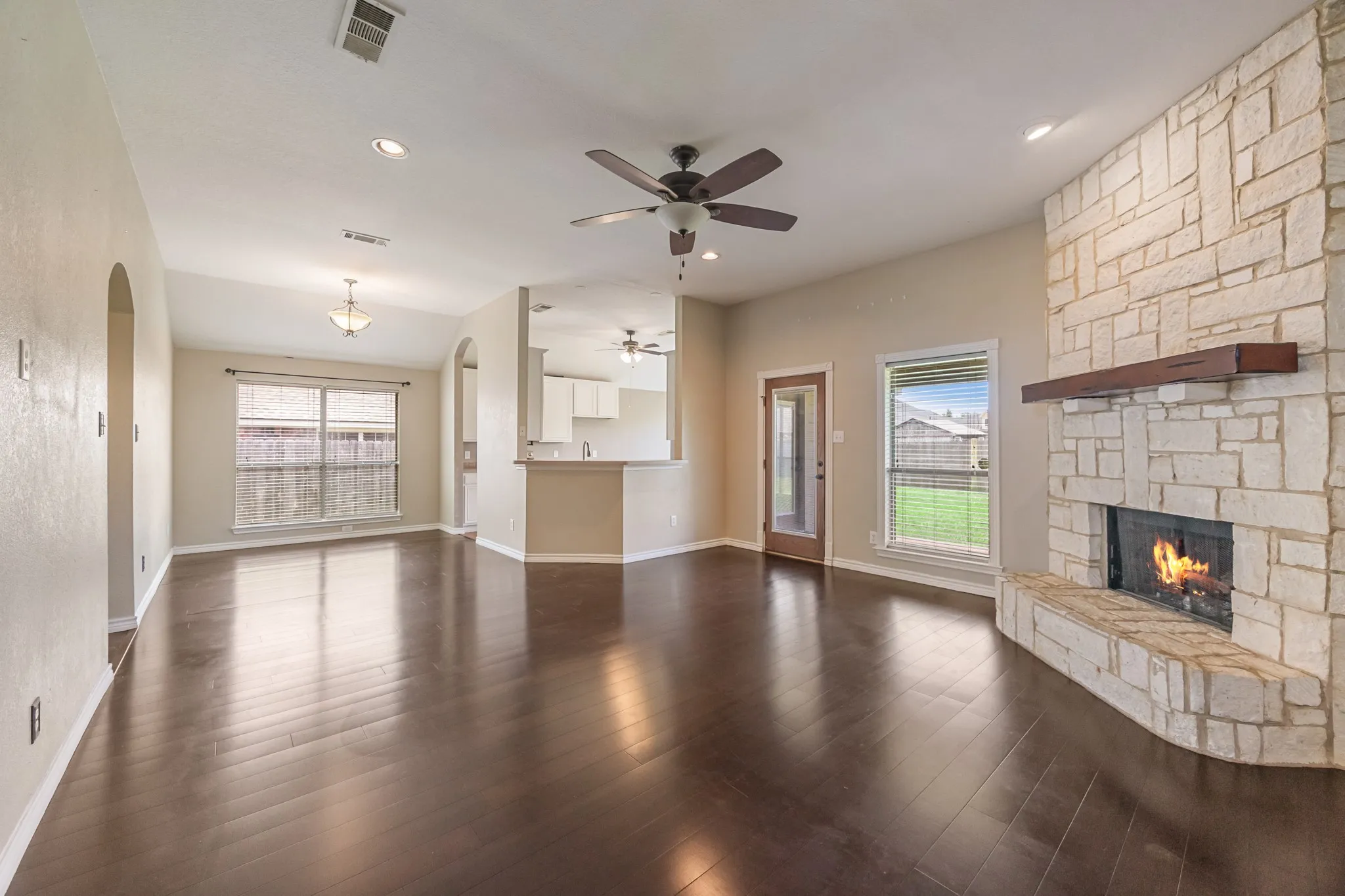 Single Family Residence For Sale in Ellis County , 107 Meadowlark Drive, Palmer, Texas 75152, 3 Bedroom, 2 Bathroom, 2 Garage spaces, 1,673 Sqft, built in 2004, mls#21288631, Real Estate Agent in Palmer, Homes For Sale in Ellis county, Homes For Sale in Palmer, Realtor in Palmer Texas, Real Estate Brokerage Independent Realty Texas, Luminita Cordes Realtor