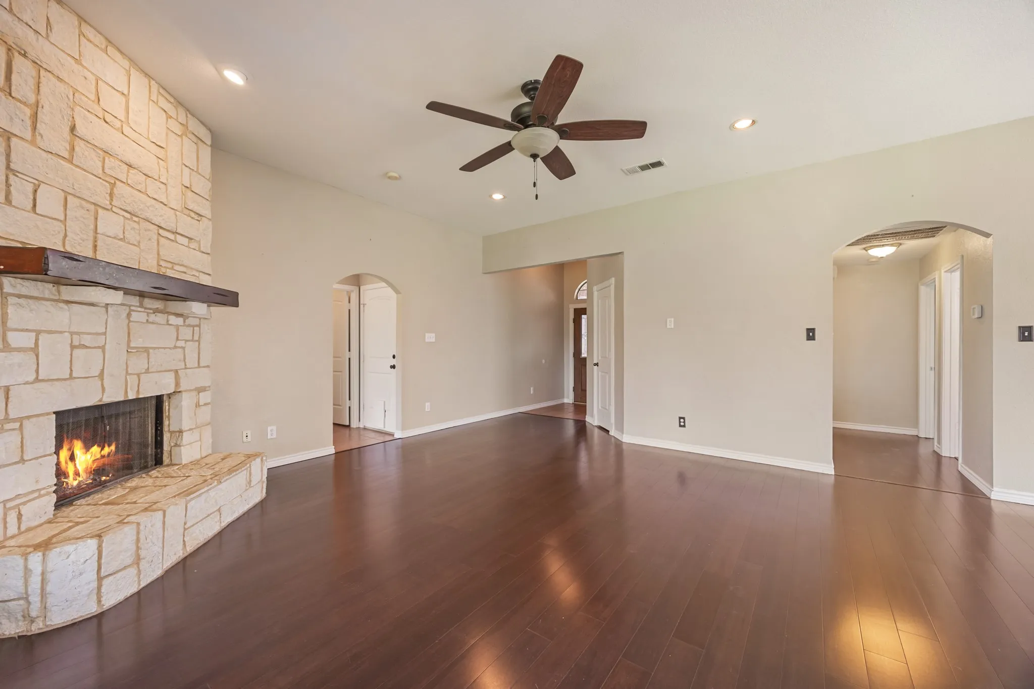 Single Family Residence For Sale in Ellis County , 107 Meadowlark Drive, Palmer, Texas 75152, 3 Bedroom, 2 Bathroom, 2 Garage spaces, 1,673 Sqft, built in 2004, mls#21288631, Real Estate Agent in Palmer, Homes For Sale in Ellis county, Homes For Sale in Palmer, Realtor in Palmer Texas, Real Estate Brokerage Independent Realty Texas, Luminita Cordes Realtor