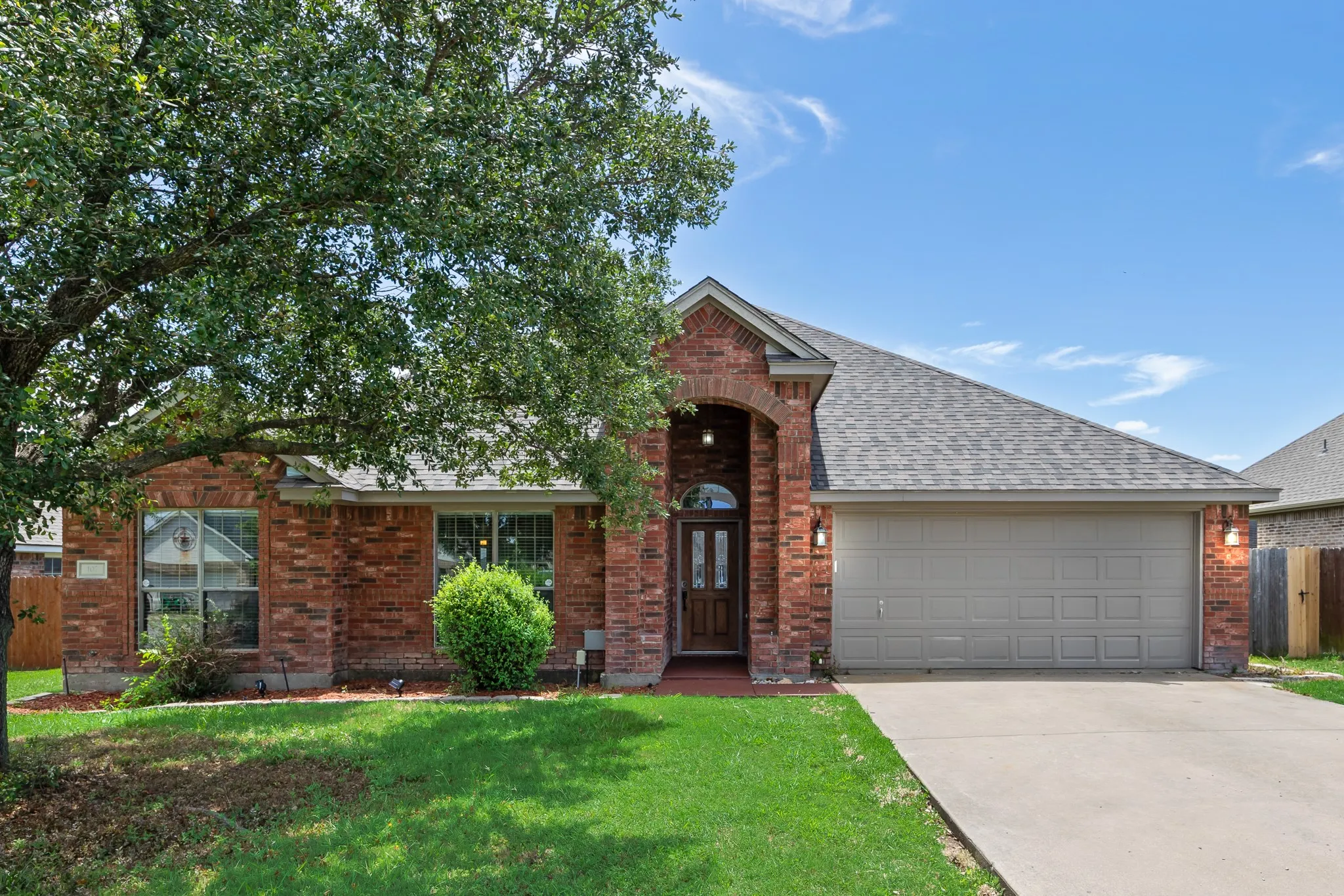 Single Family Residence For Sale in Ellis County , 107 Meadowlark Drive, Palmer, Texas 75152, 3 Bedroom, 2 Bathroom, 2 Garage spaces, 1,673 Sqft, built in 2004, mls#21288631, Real Estate Agent in Palmer, Homes For Sale in Ellis county, Homes For Sale in Palmer, Realtor in Palmer Texas, Real Estate Brokerage Independent Realty Texas, Luminita Cordes Realtor