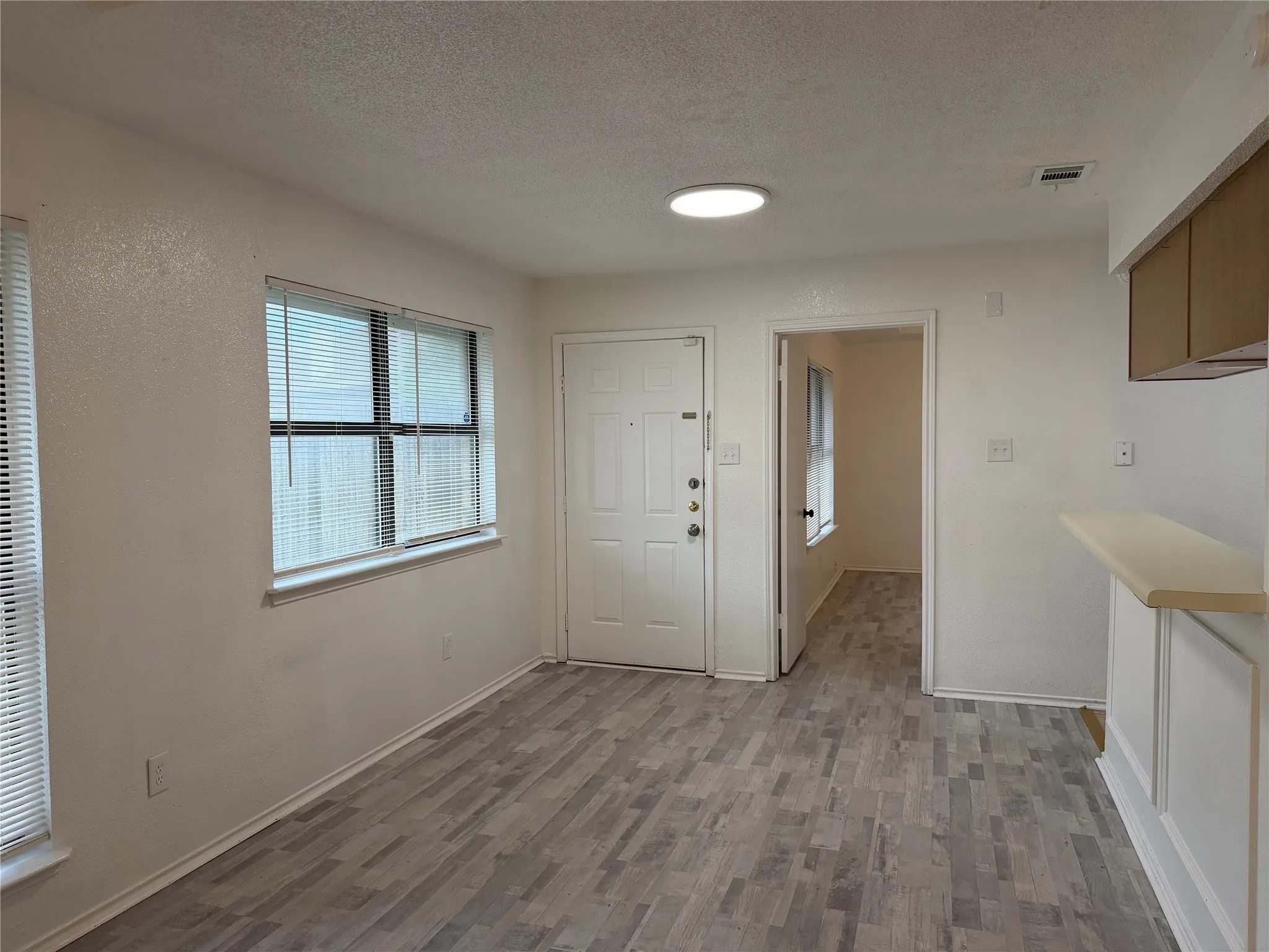 Duplex For Rent in Tarrant County , 4621 Sausalito Drive, Arlington, Texas 76016, 2 Bedrooms, 2 Bathrooms, Garage spaces, 1,040 Sqft, built in 1985, Price $1,625, mls#21283077, Real Estate Agent in Arlington, Homes For Rent in Tarrant county, Homes For Rent in Arlington, Realtor in Arlington Texas, Real Estate Brokerage Independent Realty Texas, Luminita Cordes Realtor