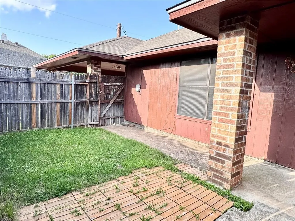 Duplex For Rent in Tarrant County , 4621 Sausalito Drive, Arlington, Texas 76016, 2 Bedrooms, 2 Bathrooms, Garage spaces, 1,040 Sqft, built in 1985, Price $1,625, mls#21283077, Real Estate Agent in Arlington, Homes For Rent in Tarrant county, Homes For Rent in Arlington, Realtor in Arlington Texas, Real Estate Brokerage Independent Realty Texas, Luminita Cordes Realtor
