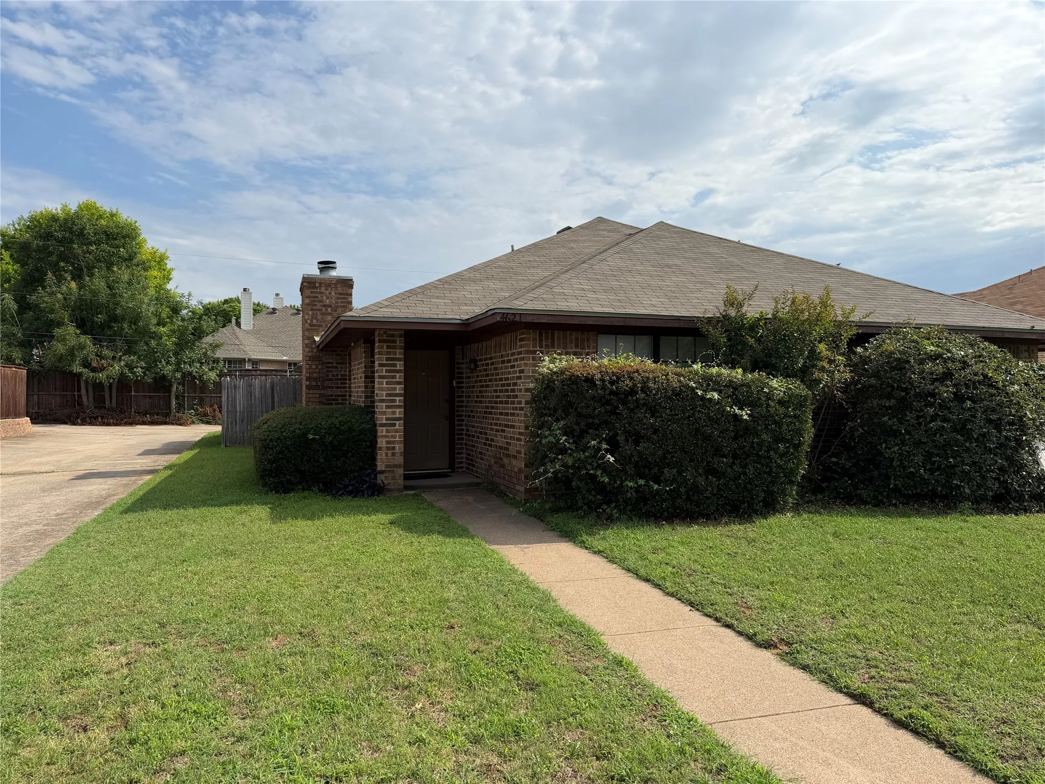 Duplex For Rent in Tarrant County , 4621 Sausalito Drive, Arlington, Texas 76016, 2 Bedrooms, 2 Bathrooms, Garage spaces, 1,040 Sqft, built in 1985, Price $1,625, mls#21283077, Real Estate Agent in Arlington, Homes For Rent in Tarrant county, Homes For Rent in Arlington, Realtor in Arlington Texas, Real Estate Brokerage Independent Realty Texas, Luminita Cordes Realtor