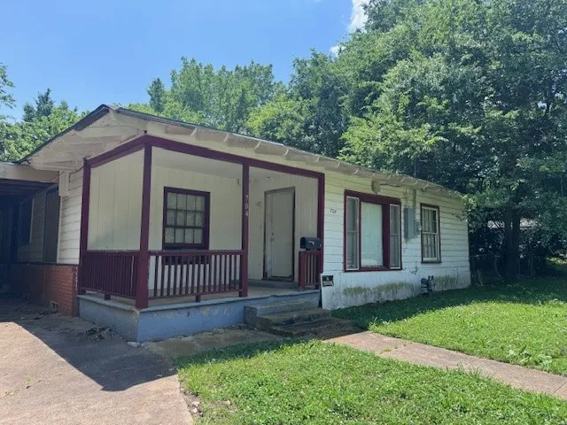 Single Family Residence For Rent in Lamar County , 704 Cedar Street, Paris, Texas 75460, 2 Bedroom, 1 Bathroom, Garage spaces, 1,100 Sqft, built in 0, mls#21290503, Real Estate Agent in Paris, Homes For Rent in Lamar county, Homes For Rent in Paris, Realtor in Paris Texas, Real Estate Brokerage Independent Realty Texas, Luminita Cordes Realtor