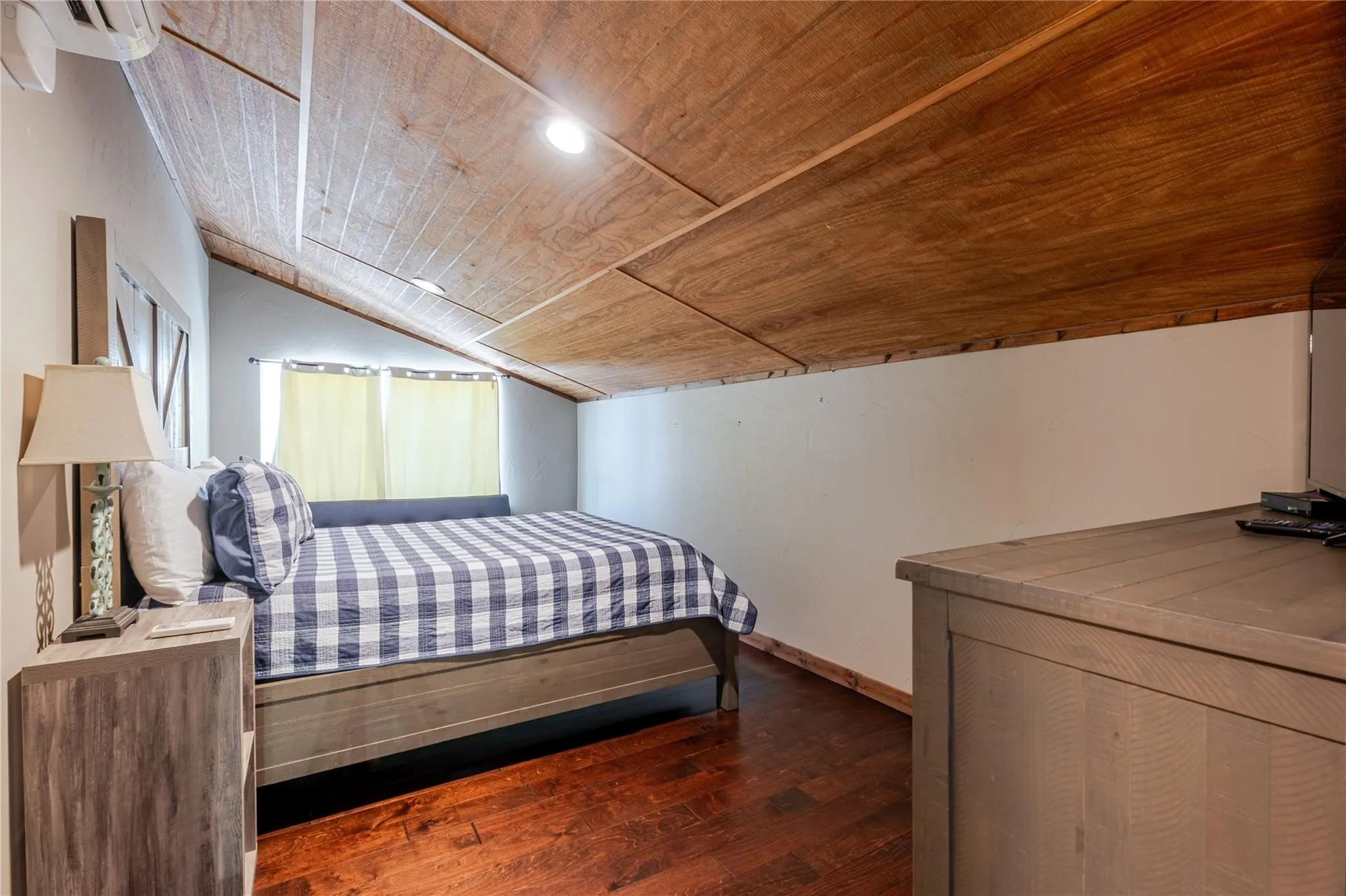 Single Family Residence For Sale in Palo Pinto County , 1601 Forum Circle 156, Graford, Texas 76449, 4 Bedroom, 4 Bathroom, Garage spaces, 3,215 Sqft, built in 1965, mls#21290511, Real Estate Agent in Graford, Homes For Sale in Palo Pinto county, Homes For Sale in Graford, Realtor in Graford Texas, Real Estate Brokerage Independent Realty Texas, Luminita Cordes Realtor