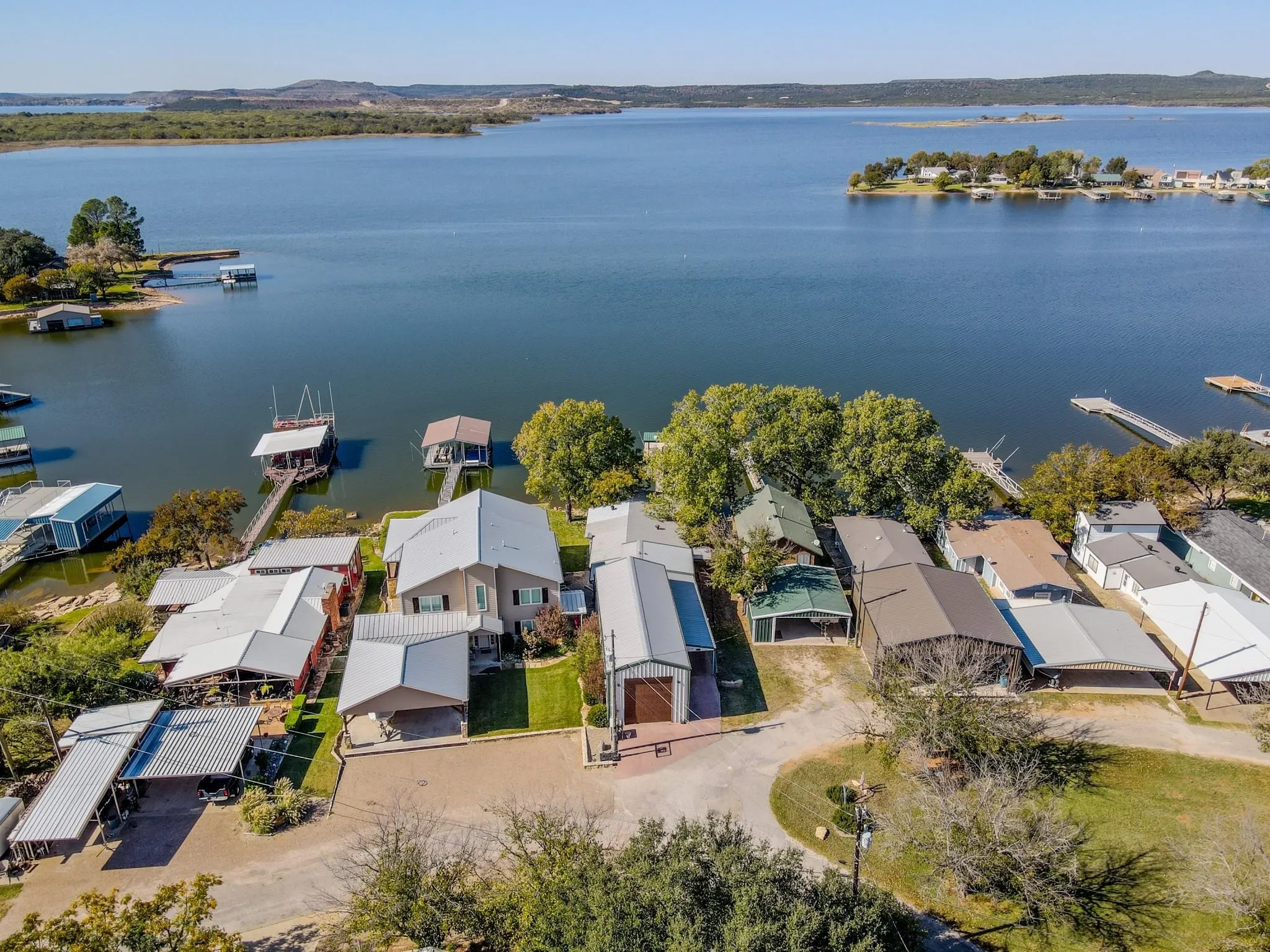 Single Family Residence For Sale in Palo Pinto County , 1601 Forum Circle 156, Graford, Texas 76449, 4 Bedroom, 4 Bathroom, Garage spaces, 3,215 Sqft, built in 1965, mls#21290511, Real Estate Agent in Graford, Homes For Sale in Palo Pinto county, Homes For Sale in Graford, Realtor in Graford Texas, Real Estate Brokerage Independent Realty Texas, Luminita Cordes Realtor