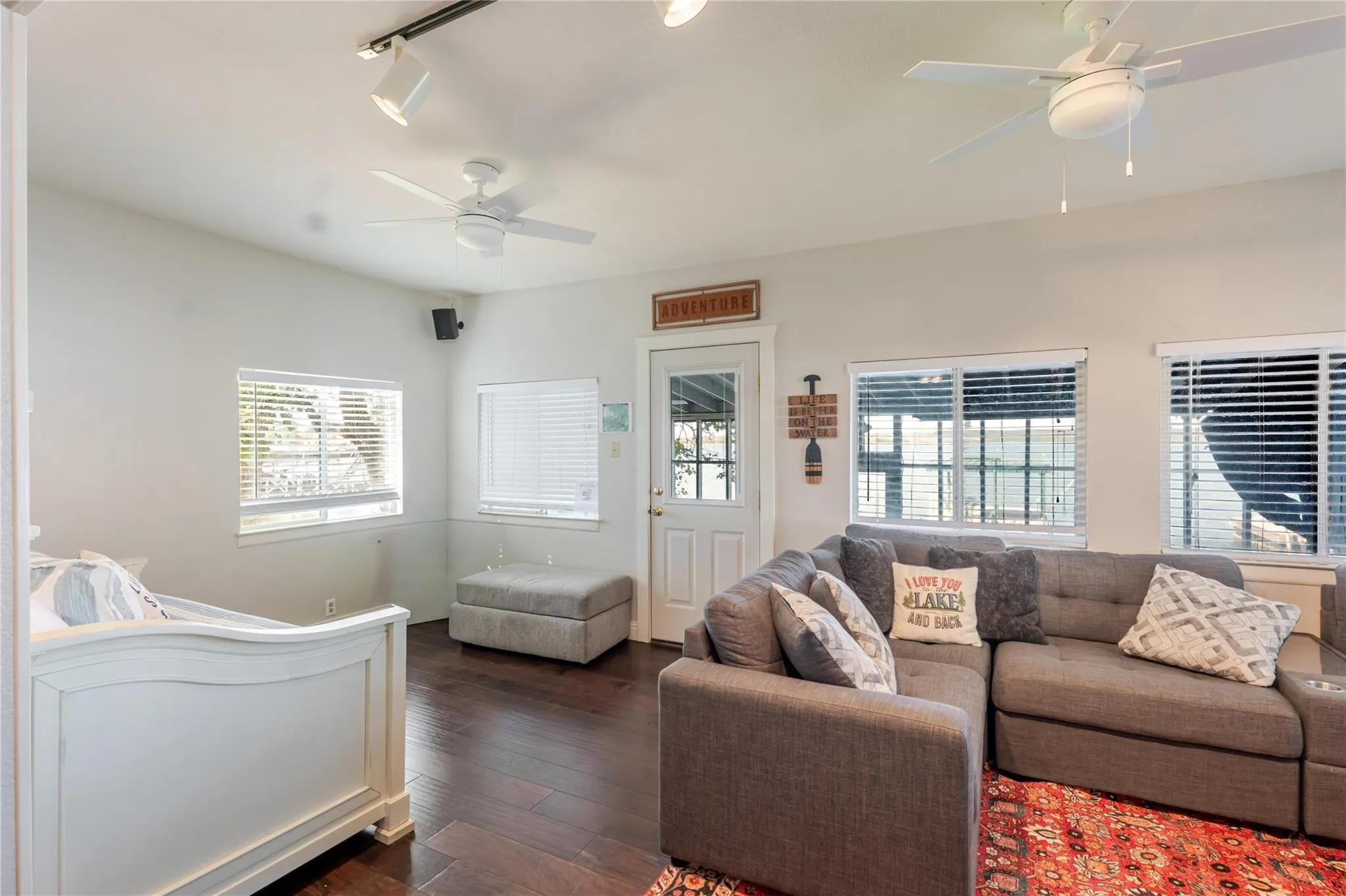 Single Family Residence For Sale in Palo Pinto County , 1601 Forum Circle 156, Graford, Texas 76449, 4 Bedroom, 4 Bathroom, Garage spaces, 3,215 Sqft, built in 1965, mls#21290511, Real Estate Agent in Graford, Homes For Sale in Palo Pinto county, Homes For Sale in Graford, Realtor in Graford Texas, Real Estate Brokerage Independent Realty Texas, Luminita Cordes Realtor