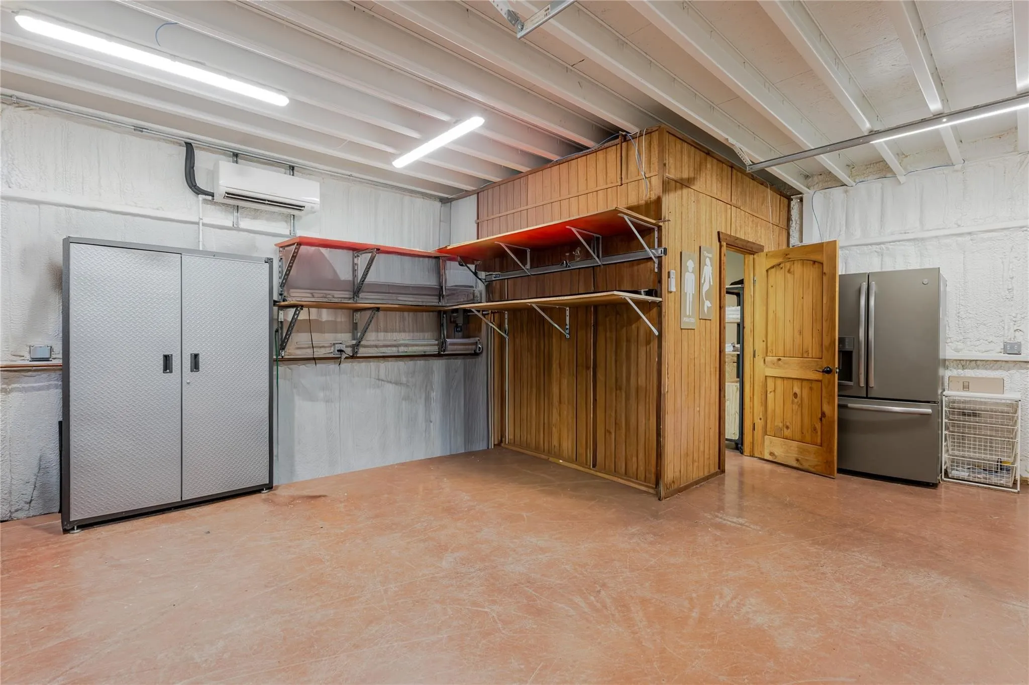 Single Family Residence For Sale in Palo Pinto County , 1601 Forum Circle 156, Graford, Texas 76449, 4 Bedroom, 4 Bathroom, Garage spaces, 3,215 Sqft, built in 1965, mls#21290511, Real Estate Agent in Graford, Homes For Sale in Palo Pinto county, Homes For Sale in Graford, Realtor in Graford Texas, Real Estate Brokerage Independent Realty Texas, Luminita Cordes Realtor