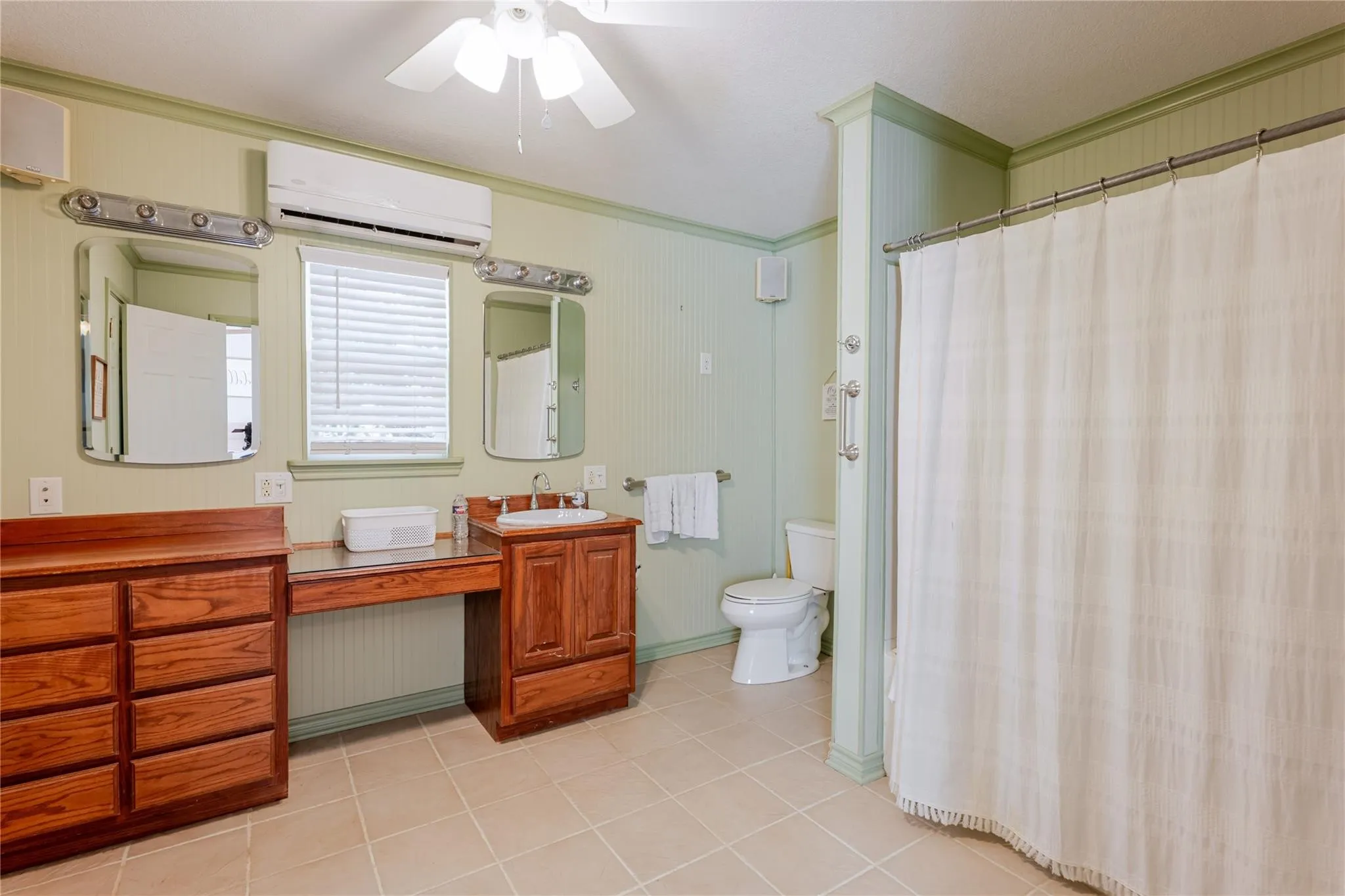 Single Family Residence For Sale in Palo Pinto County , 1601 Forum Circle 156, Graford, Texas 76449, 4 Bedroom, 4 Bathroom, Garage spaces, 3,215 Sqft, built in 1965, mls#21290511, Real Estate Agent in Graford, Homes For Sale in Palo Pinto county, Homes For Sale in Graford, Realtor in Graford Texas, Real Estate Brokerage Independent Realty Texas, Luminita Cordes Realtor