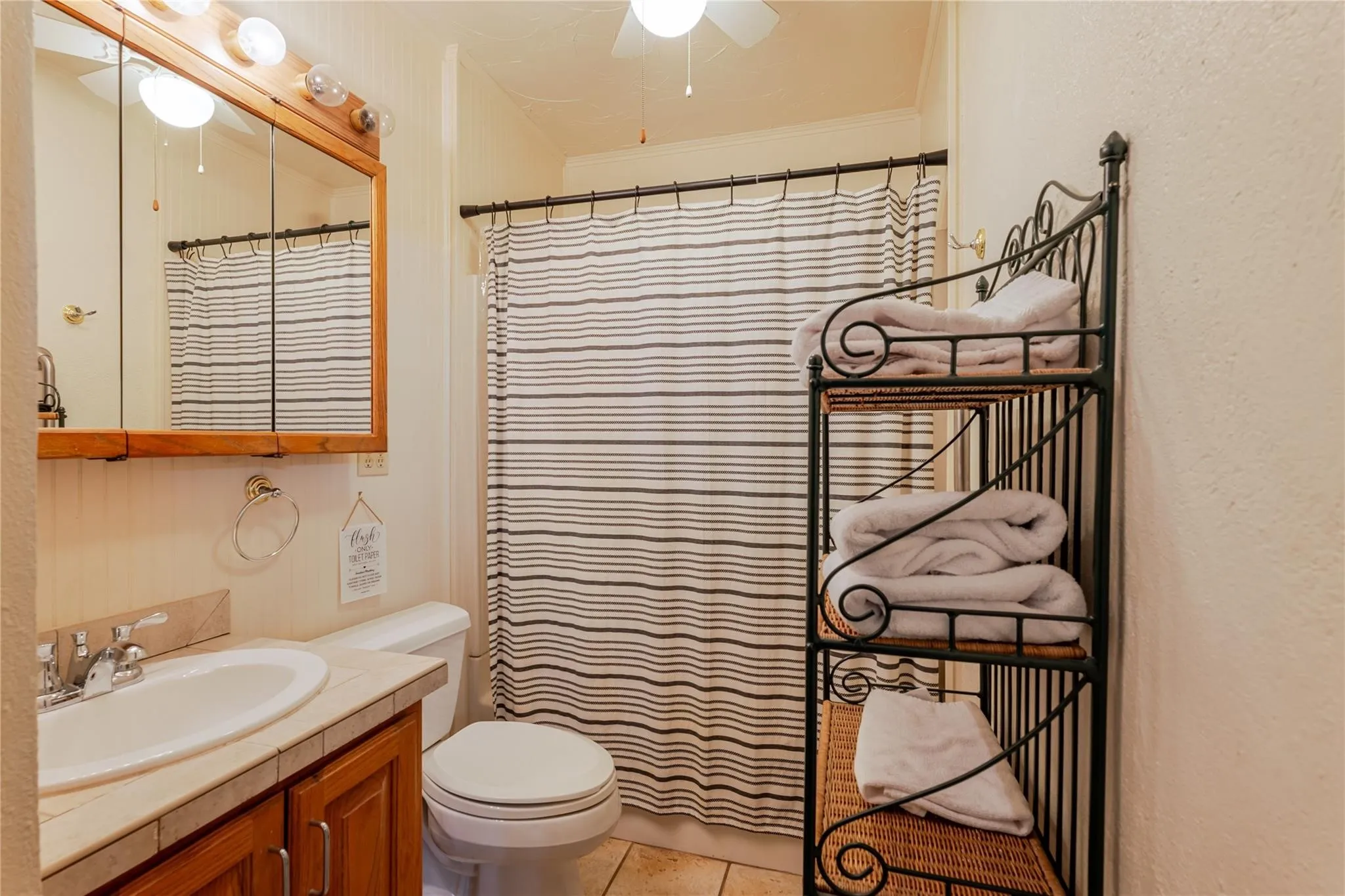 Single Family Residence For Sale in Palo Pinto County , 1601 Forum Circle 156, Graford, Texas 76449, 4 Bedroom, 4 Bathroom, Garage spaces, 3,215 Sqft, built in 1965, mls#21290511, Real Estate Agent in Graford, Homes For Sale in Palo Pinto county, Homes For Sale in Graford, Realtor in Graford Texas, Real Estate Brokerage Independent Realty Texas, Luminita Cordes Realtor