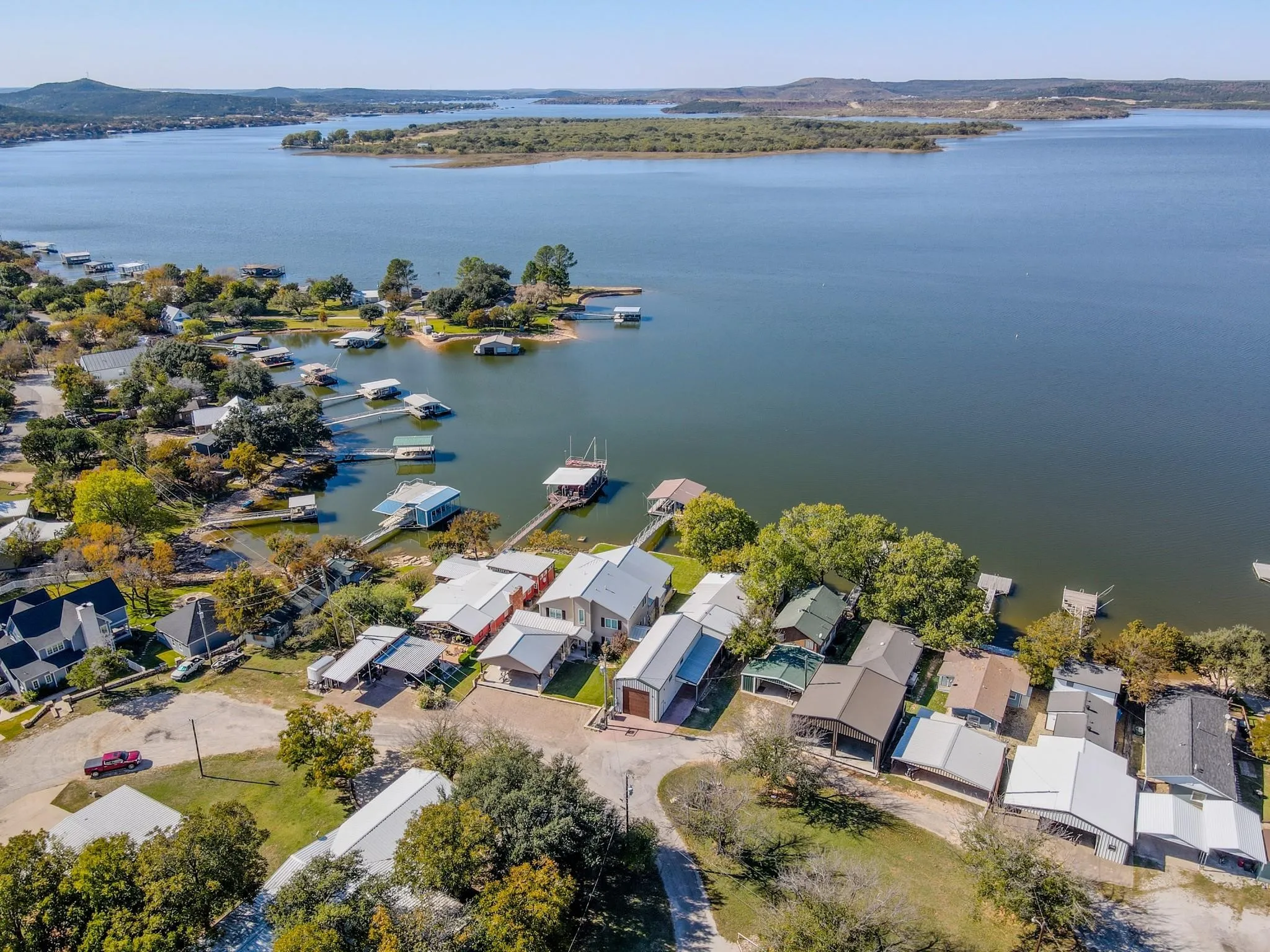 Single Family Residence For Sale in Palo Pinto County , 1601 Forum Circle 156, Graford, Texas 76449, 4 Bedroom, 4 Bathroom, Garage spaces, 3,215 Sqft, built in 1965, mls#21290511, Real Estate Agent in Graford, Homes For Sale in Palo Pinto county, Homes For Sale in Graford, Realtor in Graford Texas, Real Estate Brokerage Independent Realty Texas, Luminita Cordes Realtor