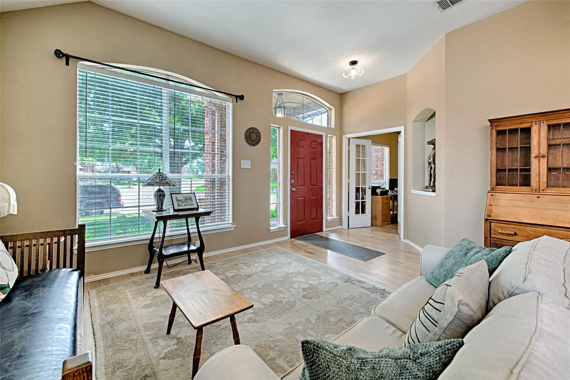 Single Family Residence For Sale in Dallas County , 10013 White Lane, Irving, Texas 75063, 4 Bedroom, 2 Bathroom, 2 Garage spaces, 2,154 Sqft, built in 1993, mls#21278804, Real Estate Agent in Irving, Homes For Sale in Dallas county, Homes For Sale in Irving, Realtor in Irving Texas, Real Estate Brokerage Independent Realty Texas, Luminita Cordes Realtor