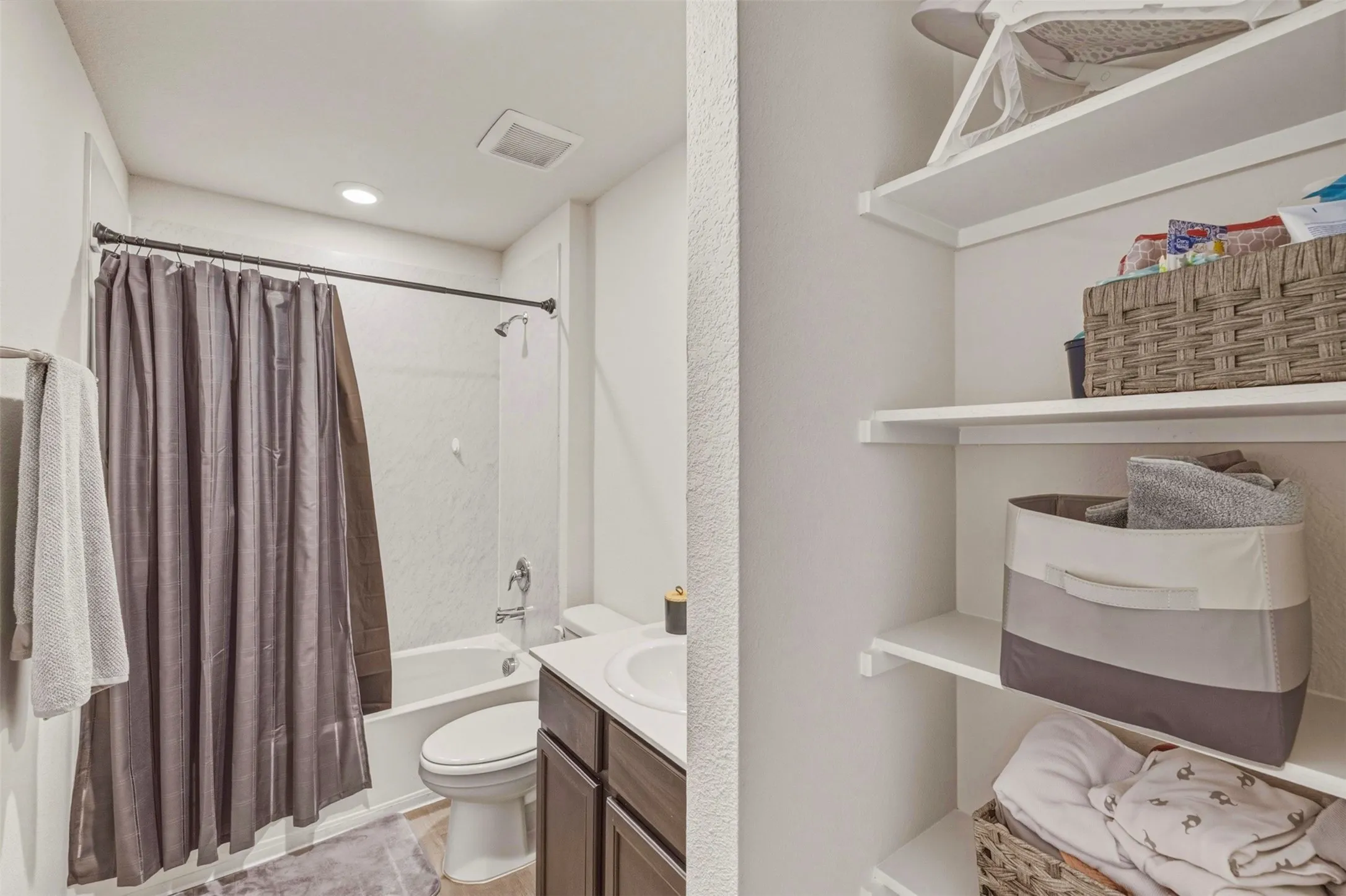 Single Family Residence For Sale in Ellis County , 1210 Grand View Drive, Ennis, Texas 75119, 3 Bedroom, 2 Bathroom, 2 Garage spaces, 1,471 Sqft, built in 2024, Price $262,000, mls#21289722, Real Estate Agent in Ennis, Homes For Sale in Ellis county, Homes For Sale in Ennis, Realtor in Ennis Texas, Real Estate Brokerage Independent Realty Texas, Luminita Cordes Realtor