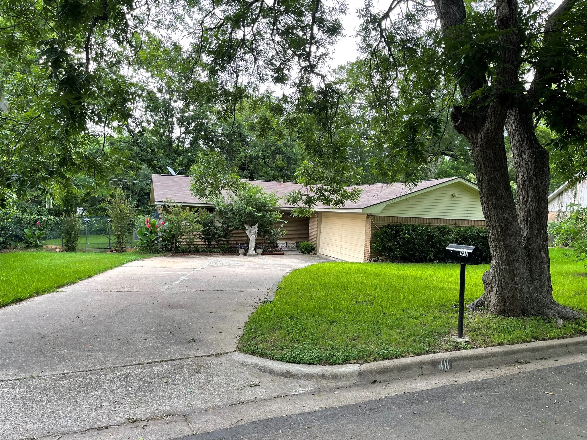 Single Family Residence For Sale in Mc Lennan County , 411 Brookwood Drive, Woodway, Texas 76712, 3 Bedroom, 2 Bathroom, Garage spaces, 1,876 Sqft, built in 1966, mls#21288164, Real Estate Agent in Woodway, Homes For Sale in Mc Lennan county, Homes For Sale in Woodway, Realtor in Woodway Texas, Real Estate Brokerage Independent Realty Texas, Luminita Cordes Realtor