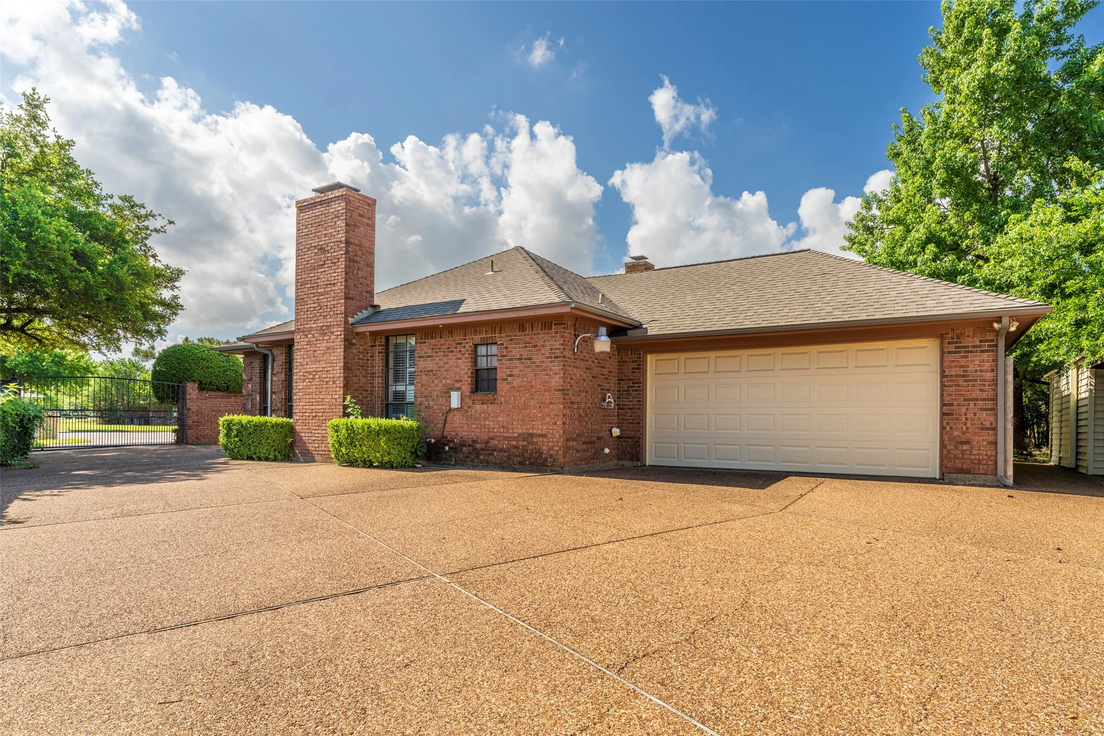 Single Family Residence For Sale in Tarrant County , 7454 Queensbury Circle, Fort Worth, Texas 76133, 4 Bedroom, 2 Bathroom, 2 Garage spaces, 2,509 Sqft, built in 1985, mls#21290325, Real Estate Agent in Fort Worth, Homes For Sale in Tarrant county, Homes For Sale in Fort Worth, Realtor in Fort Worth Texas, Real Estate Brokerage Independent Realty Texas, Luminita Cordes Realtor