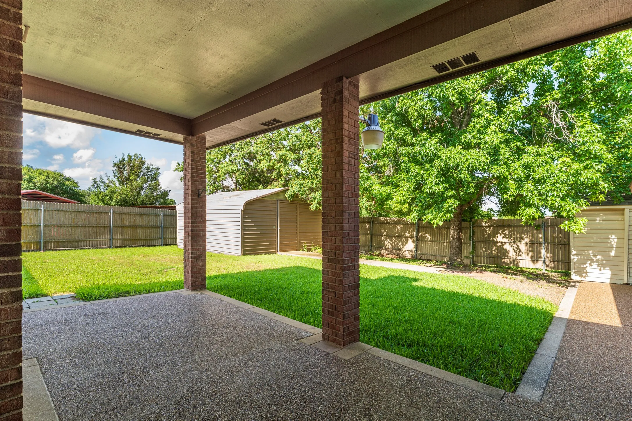 Single Family Residence For Sale in Tarrant County , 7454 Queensbury Circle, Fort Worth, Texas 76133, 4 Bedroom, 2 Bathroom, 2 Garage spaces, 2,509 Sqft, built in 1985, mls#21290325, Real Estate Agent in Fort Worth, Homes For Sale in Tarrant county, Homes For Sale in Fort Worth, Realtor in Fort Worth Texas, Real Estate Brokerage Independent Realty Texas, Luminita Cordes Realtor