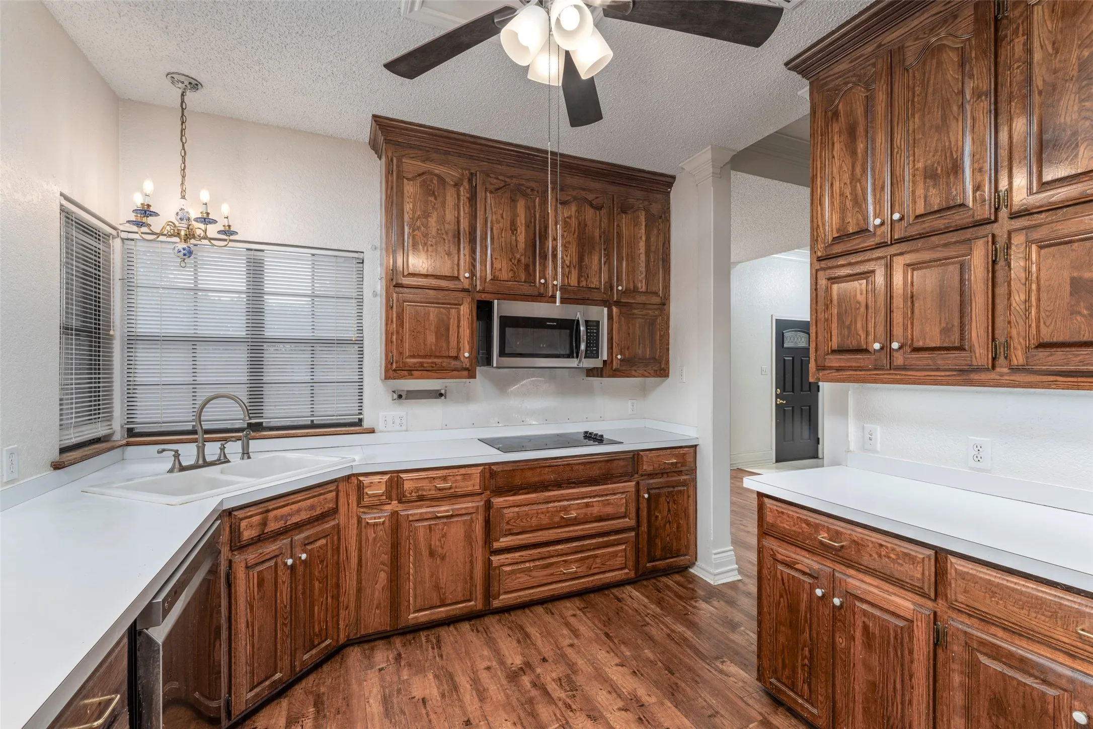 Single Family Residence For Sale in Tarrant County , 7454 Queensbury Circle, Fort Worth, Texas 76133, 4 Bedroom, 2 Bathroom, 2 Garage spaces, 2,509 Sqft, built in 1985, mls#21290325, Real Estate Agent in Fort Worth, Homes For Sale in Tarrant county, Homes For Sale in Fort Worth, Realtor in Fort Worth Texas, Real Estate Brokerage Independent Realty Texas, Luminita Cordes Realtor