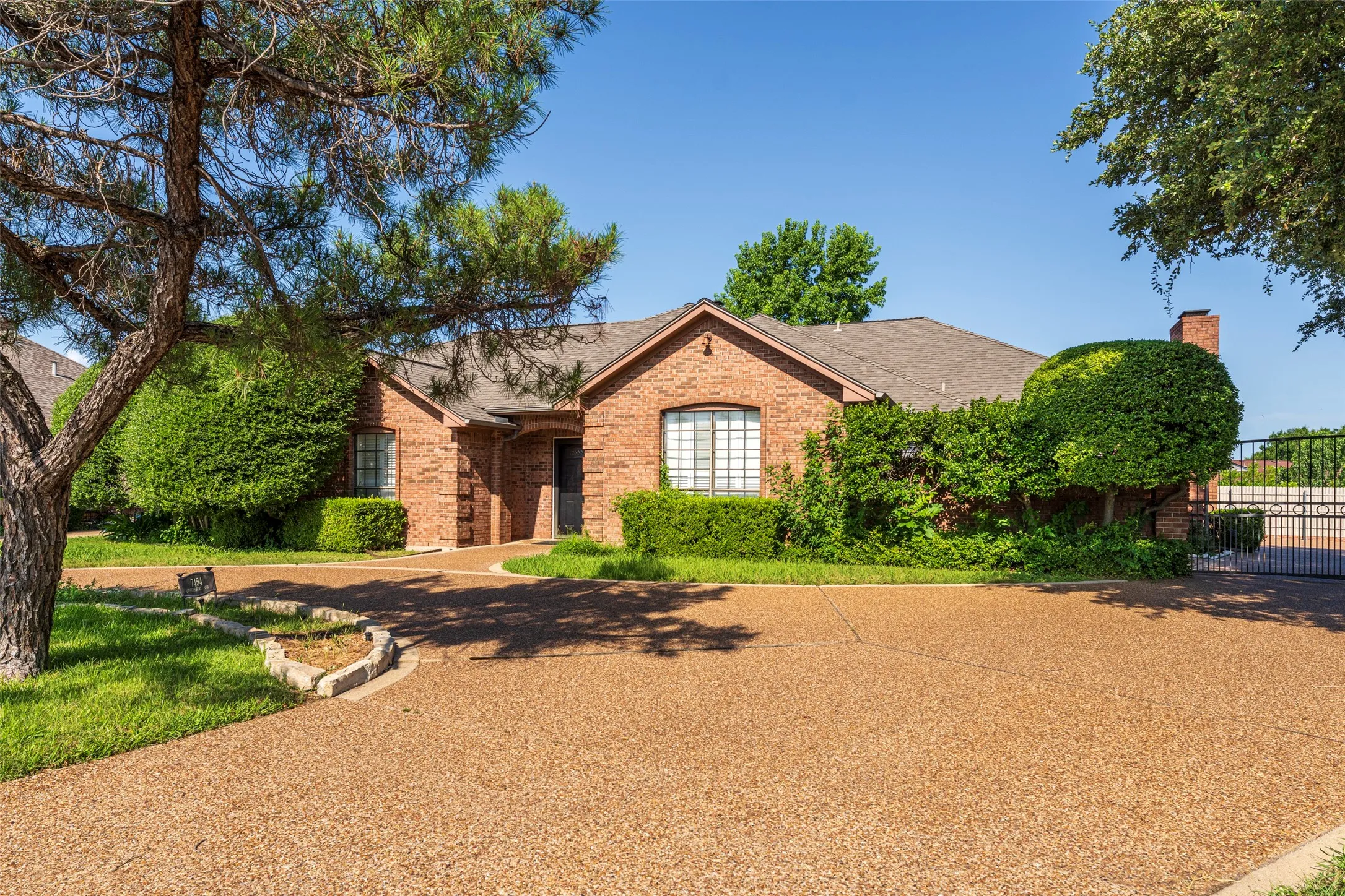 Single Family Residence For Sale in Tarrant County , 7454 Queensbury Circle, Fort Worth, Texas 76133, 4 Bedroom, 2 Bathroom, 2 Garage spaces, 2,509 Sqft, built in 1985, mls#21290325, Real Estate Agent in Fort Worth, Homes For Sale in Tarrant county, Homes For Sale in Fort Worth, Realtor in Fort Worth Texas, Real Estate Brokerage Independent Realty Texas, Luminita Cordes Realtor